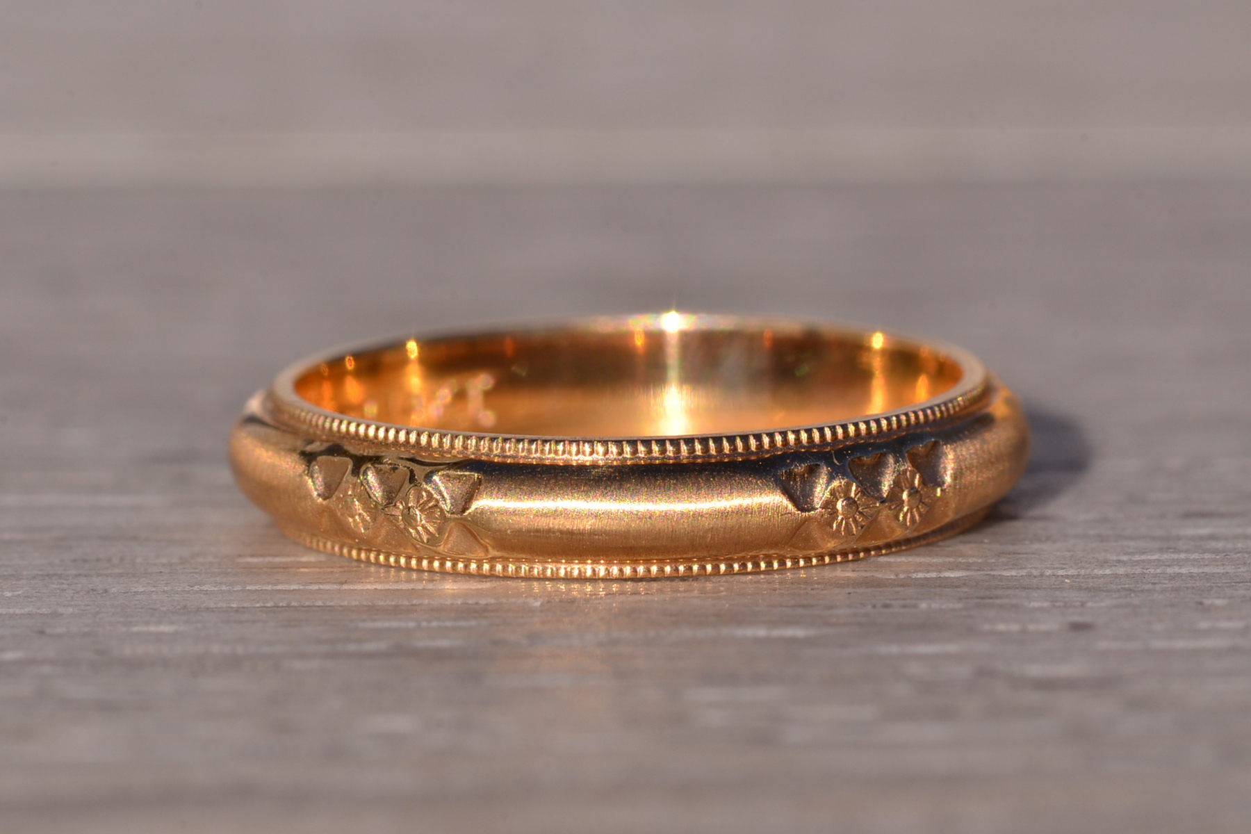 The Impressio: Antique New Old Stock Wedding Band in Yellow Gold - Image 3