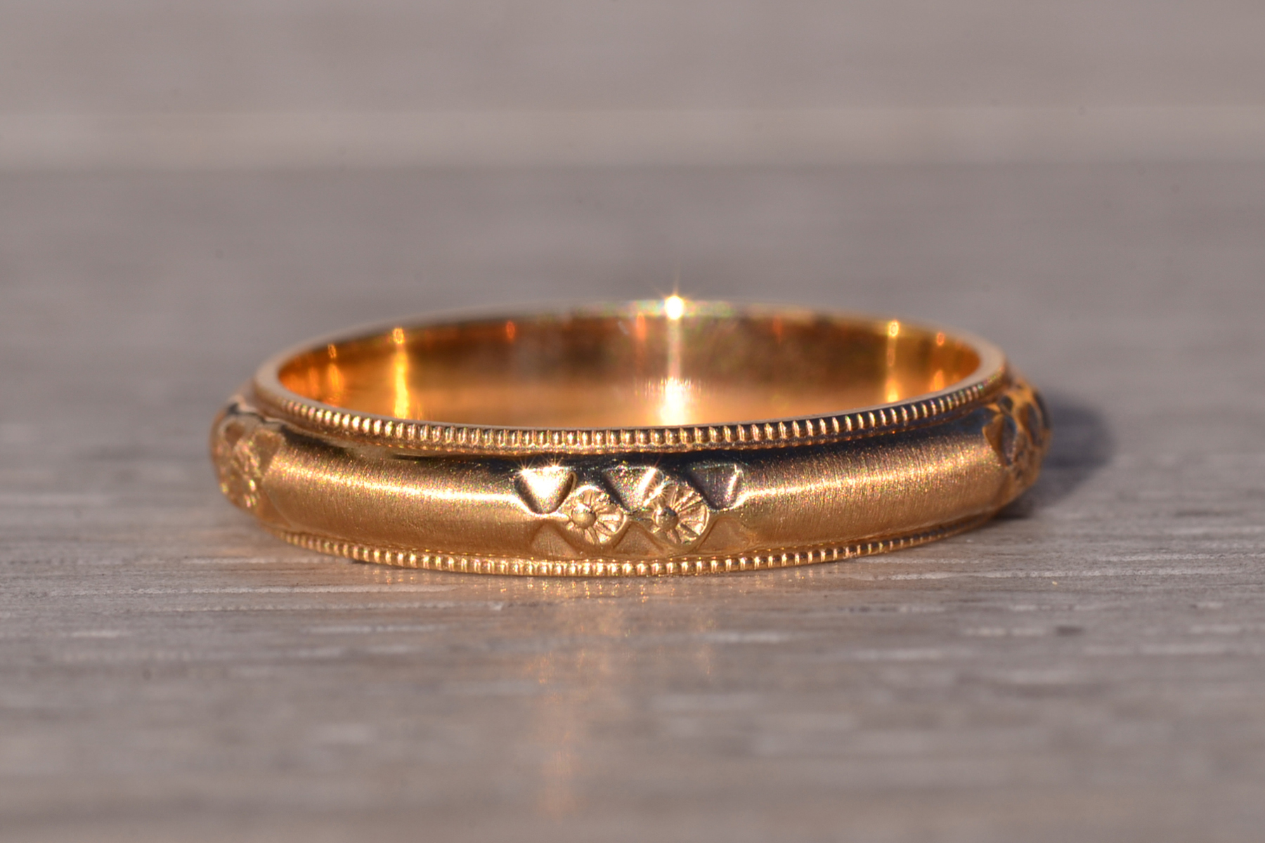 The Impressio: Antique New Old Stock Wedding Band in Yellow Gold - Image 4