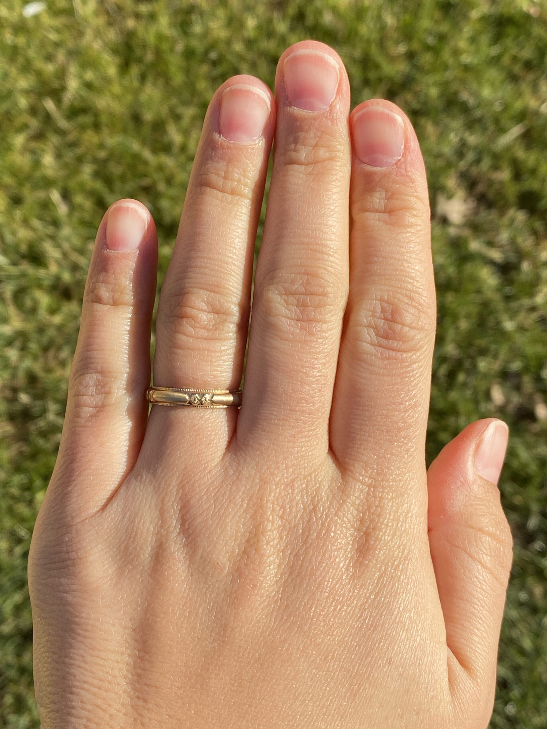 The Impressio: Antique New Old Stock Wedding Band in Yellow Gold - Image 5