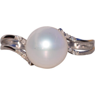 The White Sand: Pearl and Natural Diamond Ring in White Gold