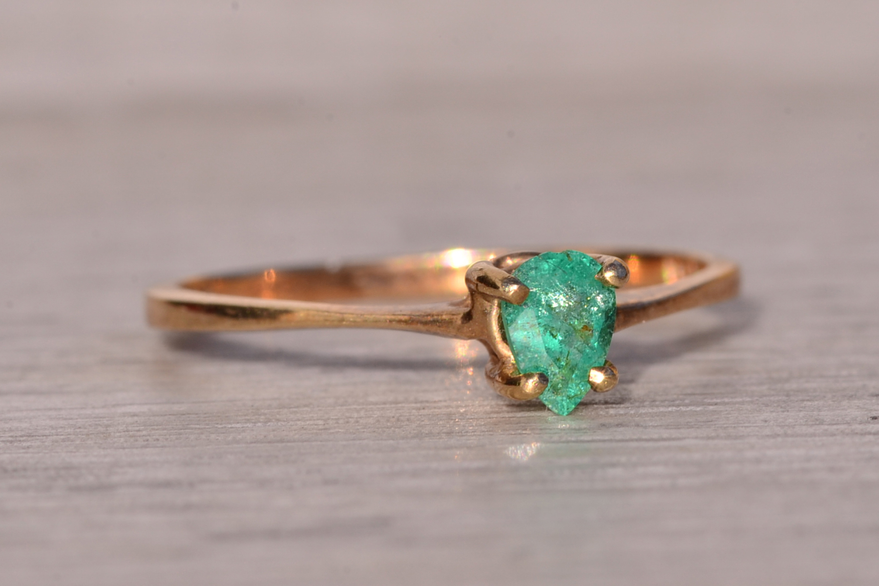The Seafoam: Vivid Pear Shaped Natural Emerald in Yellow Gold - Image 6