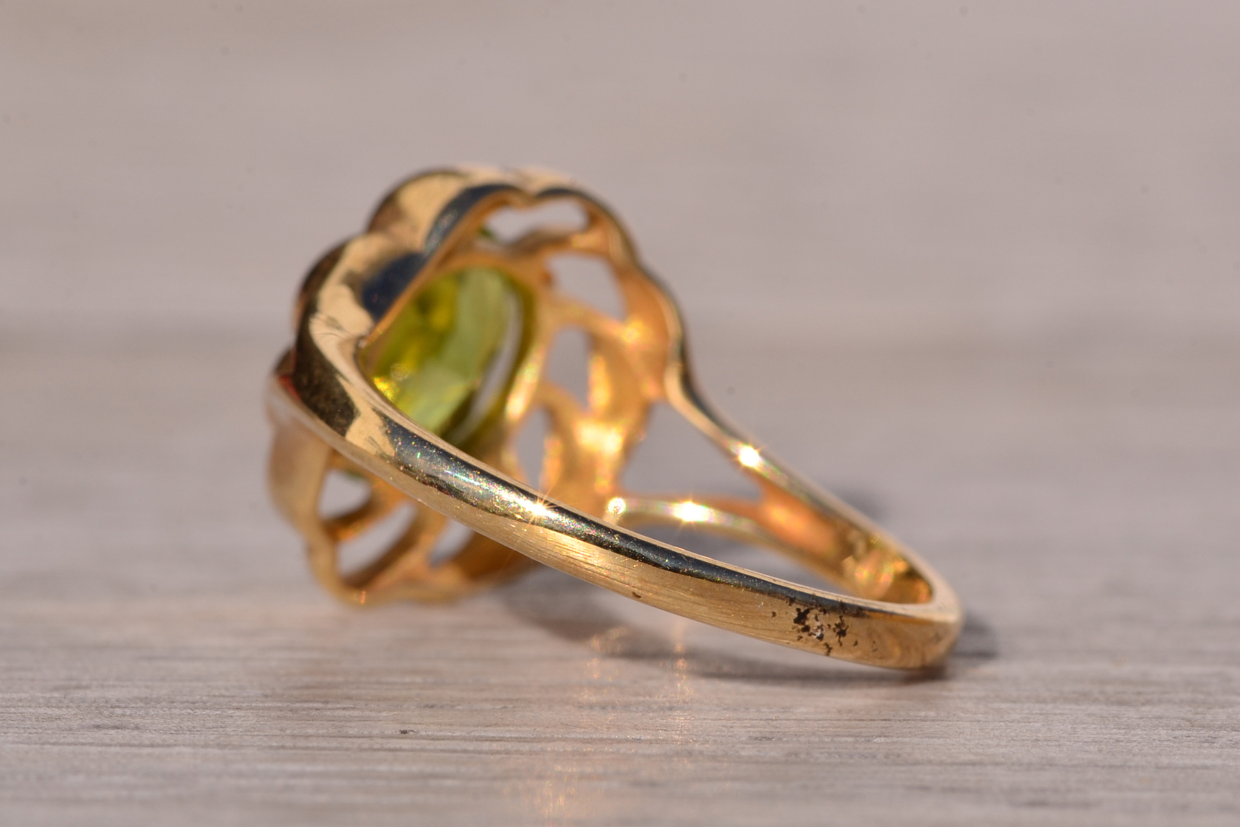 The Spiralizer: Spiralized Oval Peridot Ring in Yellow Gold - Image 4