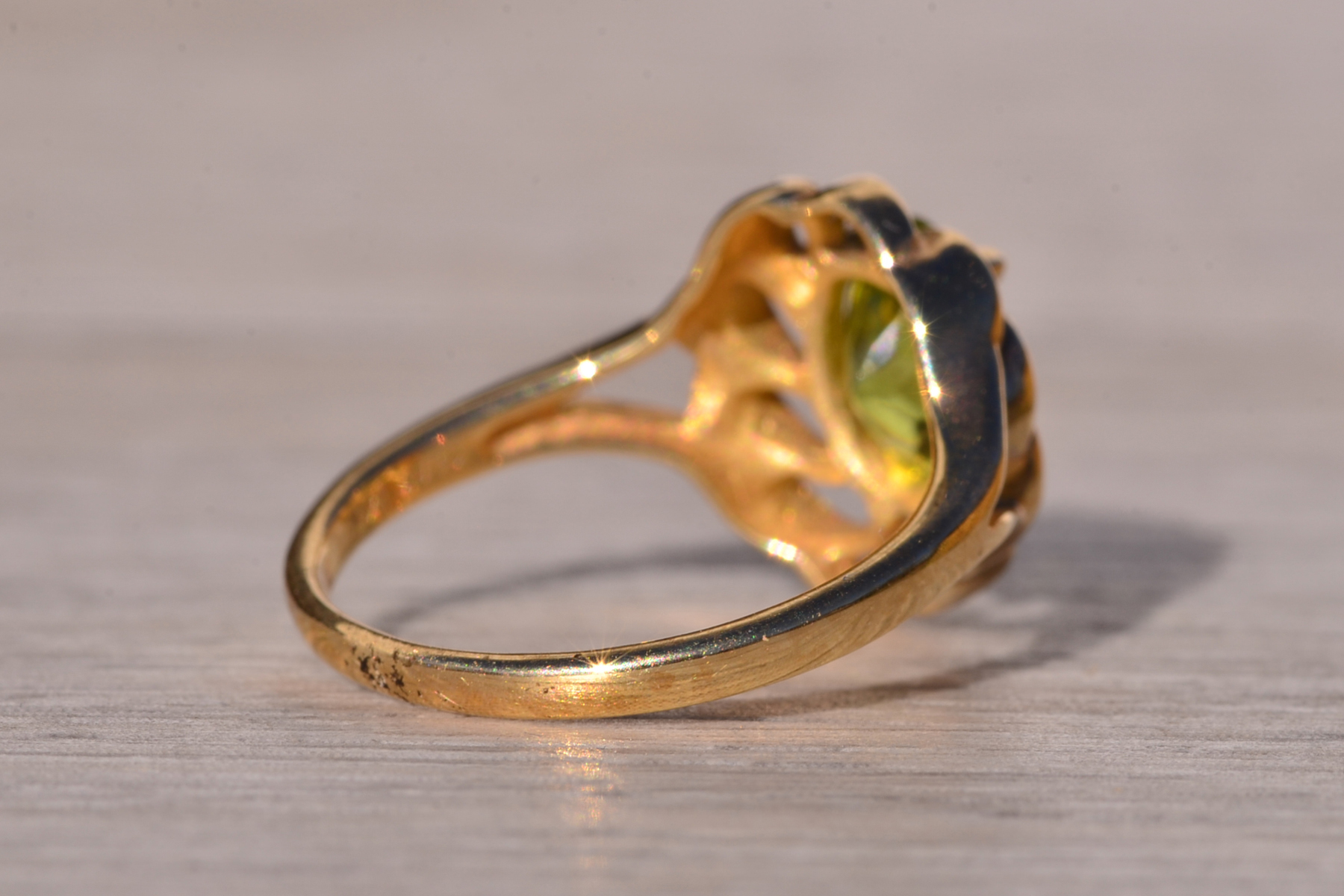The Spiralizer: Spiralized Oval Peridot Ring in Yellow Gold - Image 5