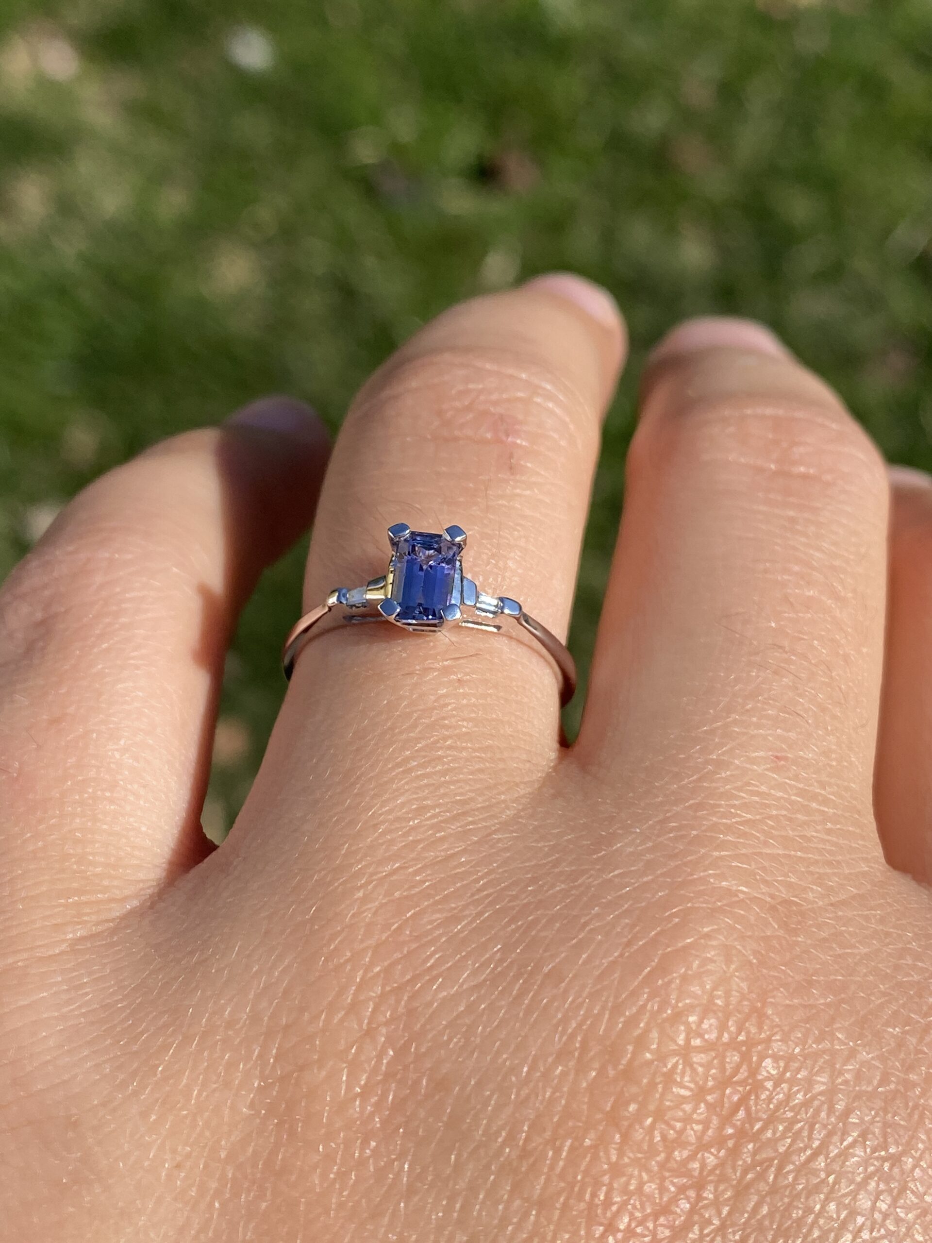The Twilight Gleam: Tanzanite and Diamond Ring in White Gold - Image 10
