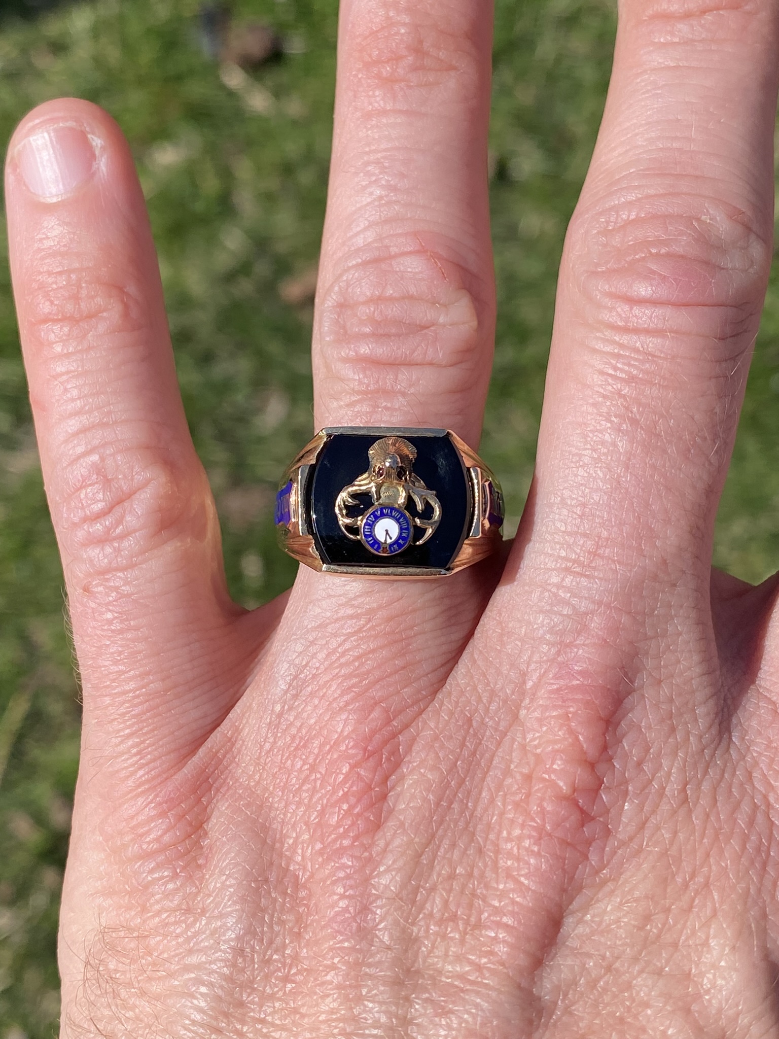 SOLD - The Elk Lodge Heritage: Onyx and Ruby Ring in Yellow Gold - Image 8