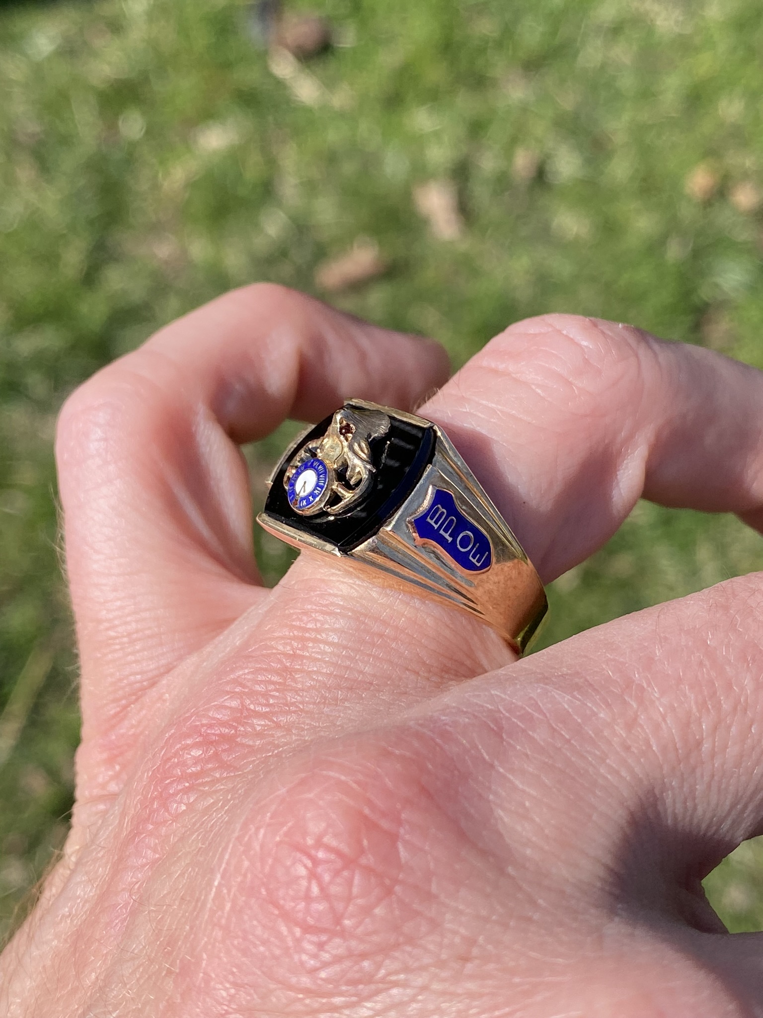 SOLD - The Elk Lodge Heritage: Onyx and Ruby Ring in Yellow Gold - Image 9