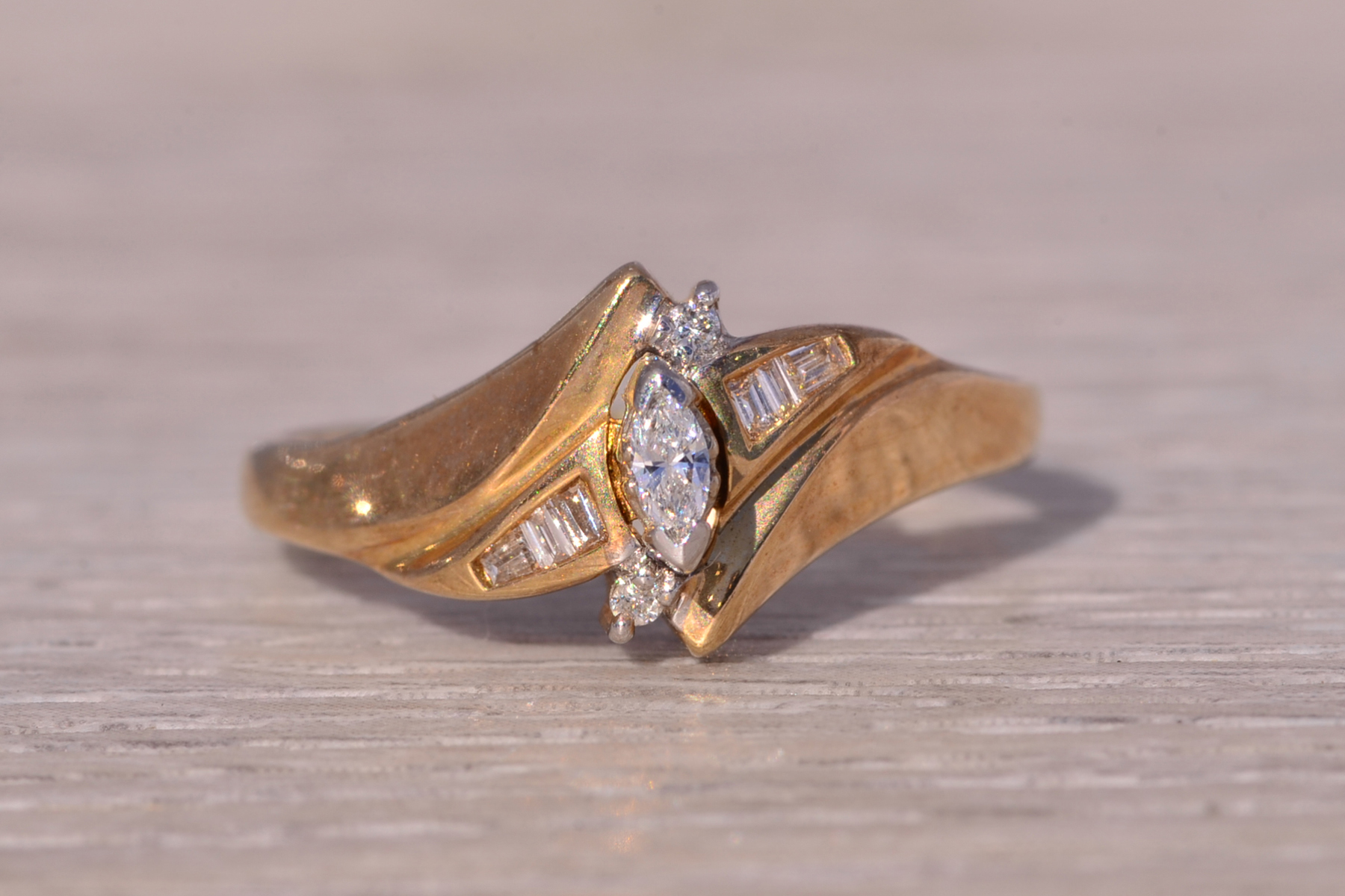 The 1980's Elegance: Natural Diamond Ring in Yellow Gold - Image 2