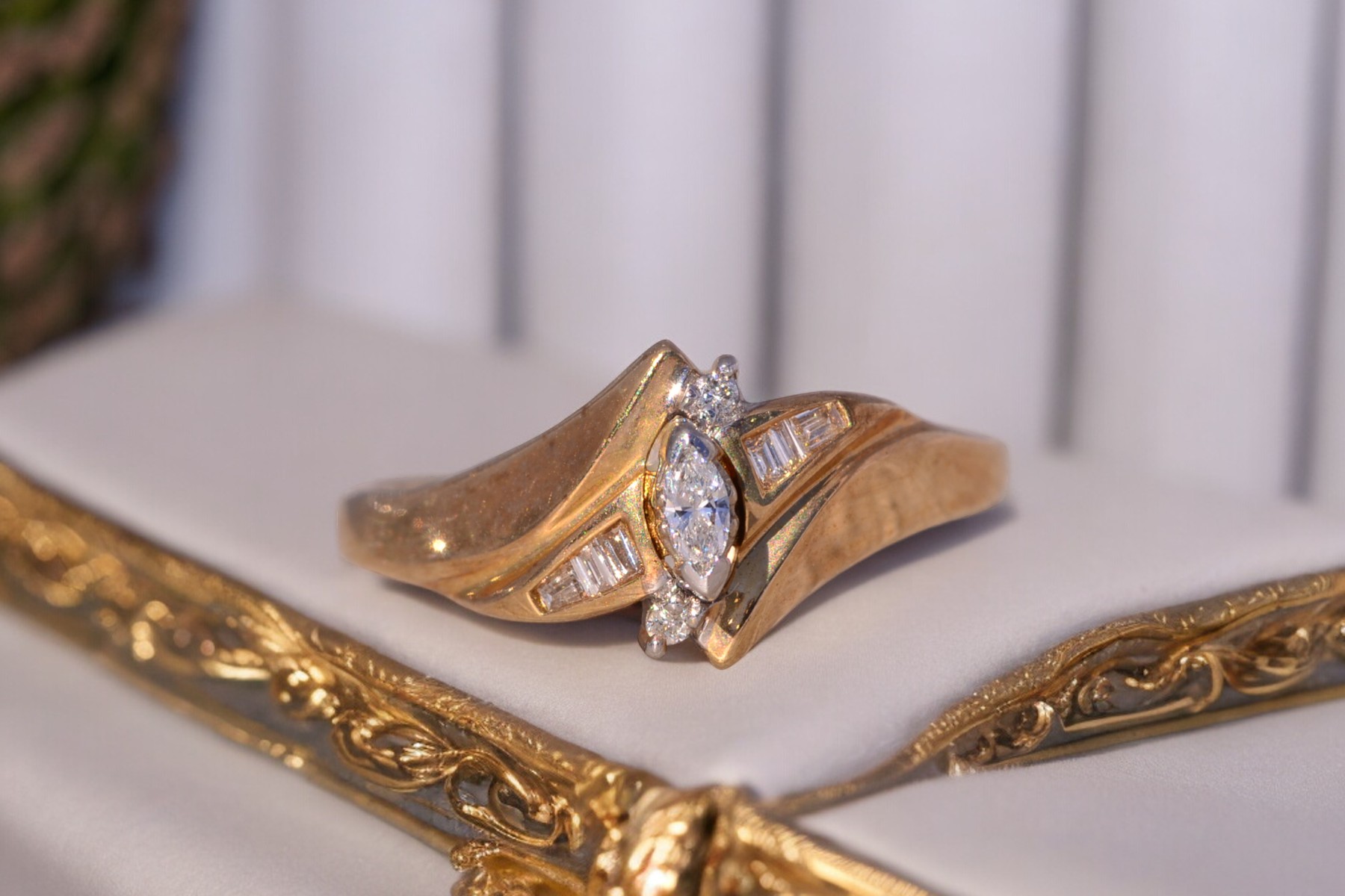 The 1980's Elegance: Natural Diamond Ring in Yellow Gold - Image 11