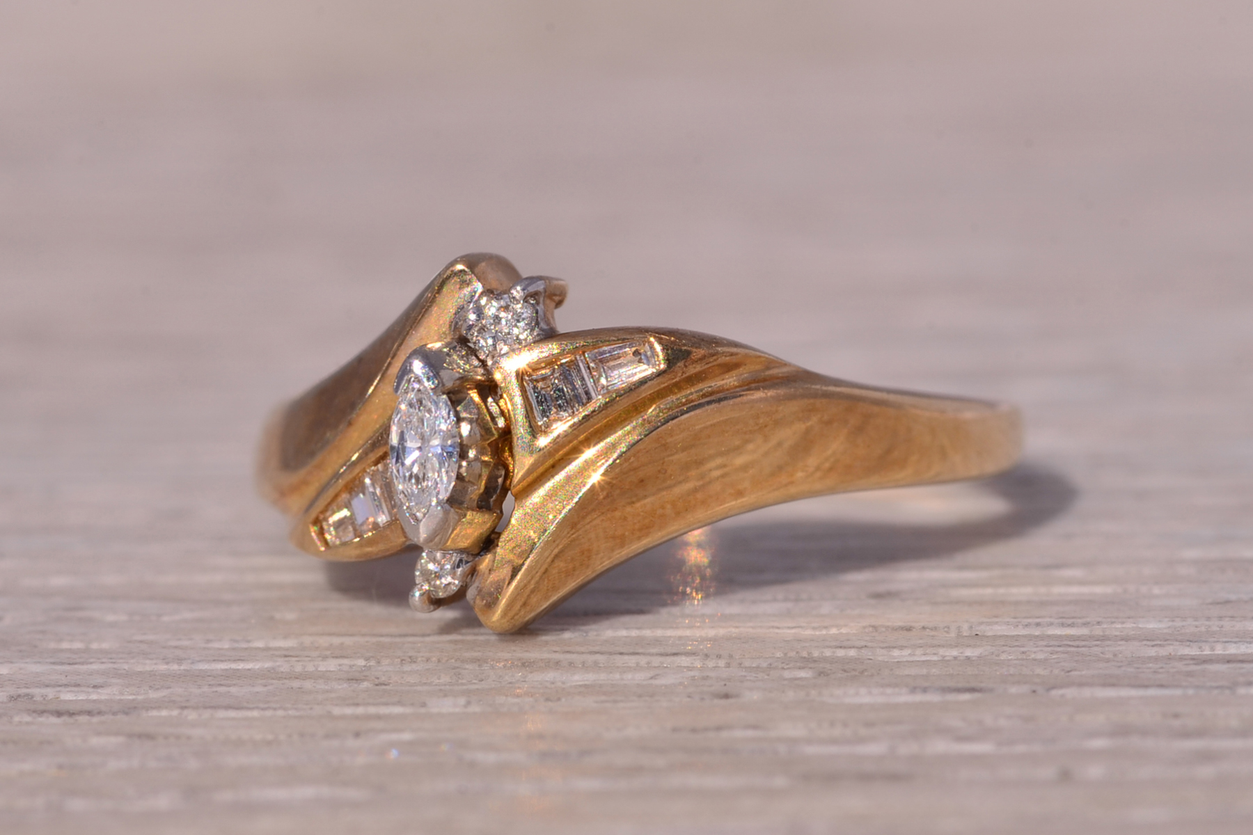 The 1980's Elegance: Natural Diamond Ring in Yellow Gold - Image 3