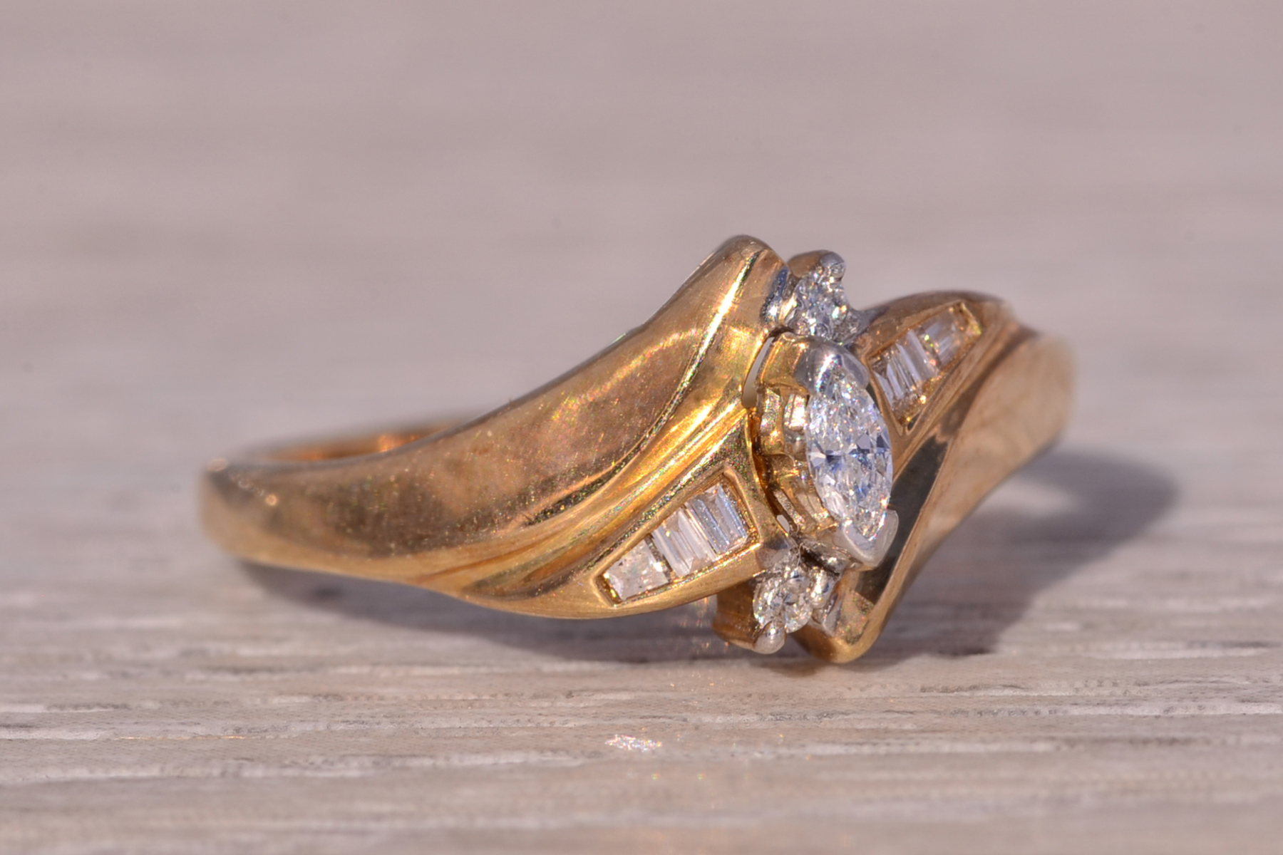 The 1980's Elegance: Natural Diamond Ring in Yellow Gold - Image 6