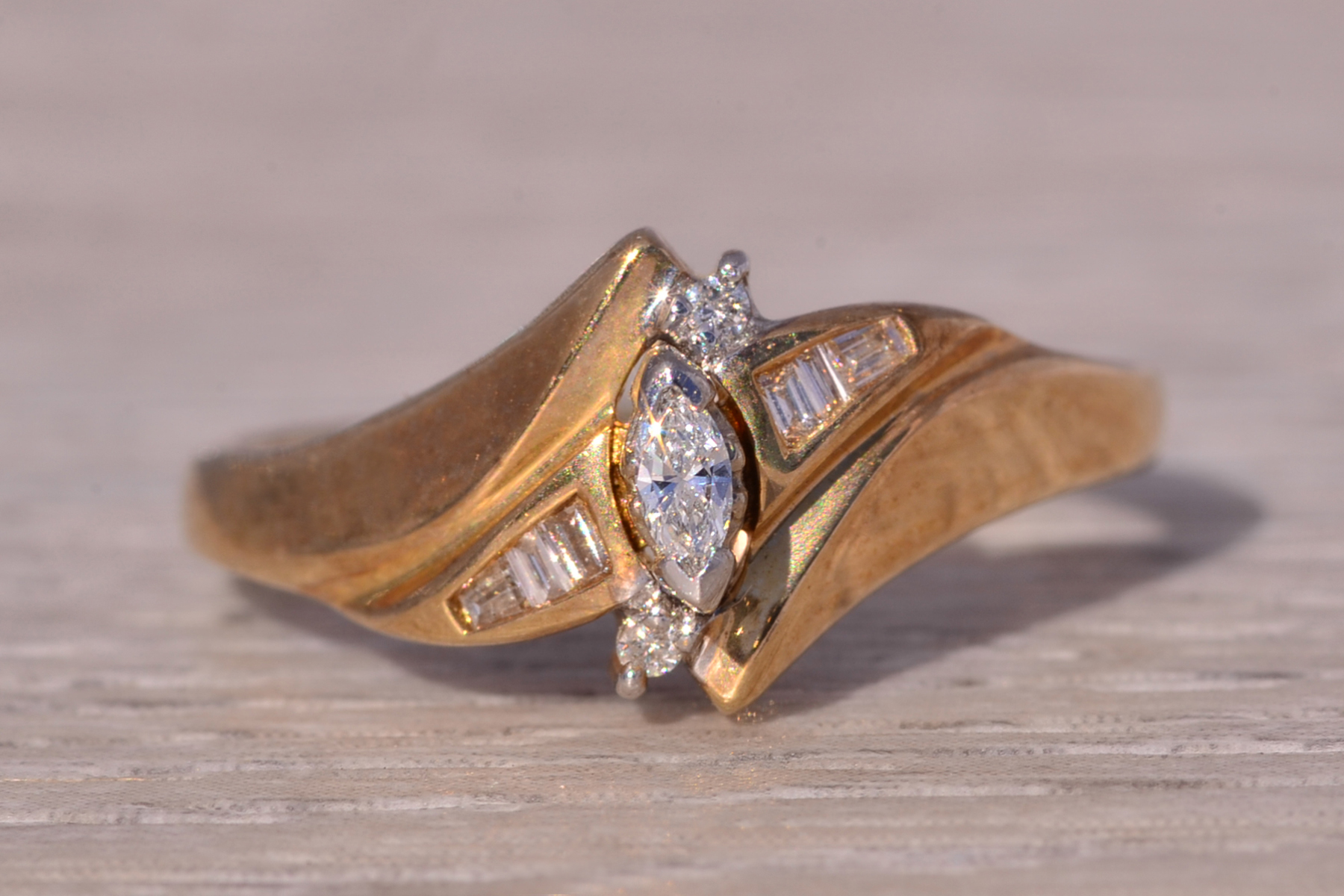 The 1980's Elegance: Natural Diamond Ring in Yellow Gold - Image 7