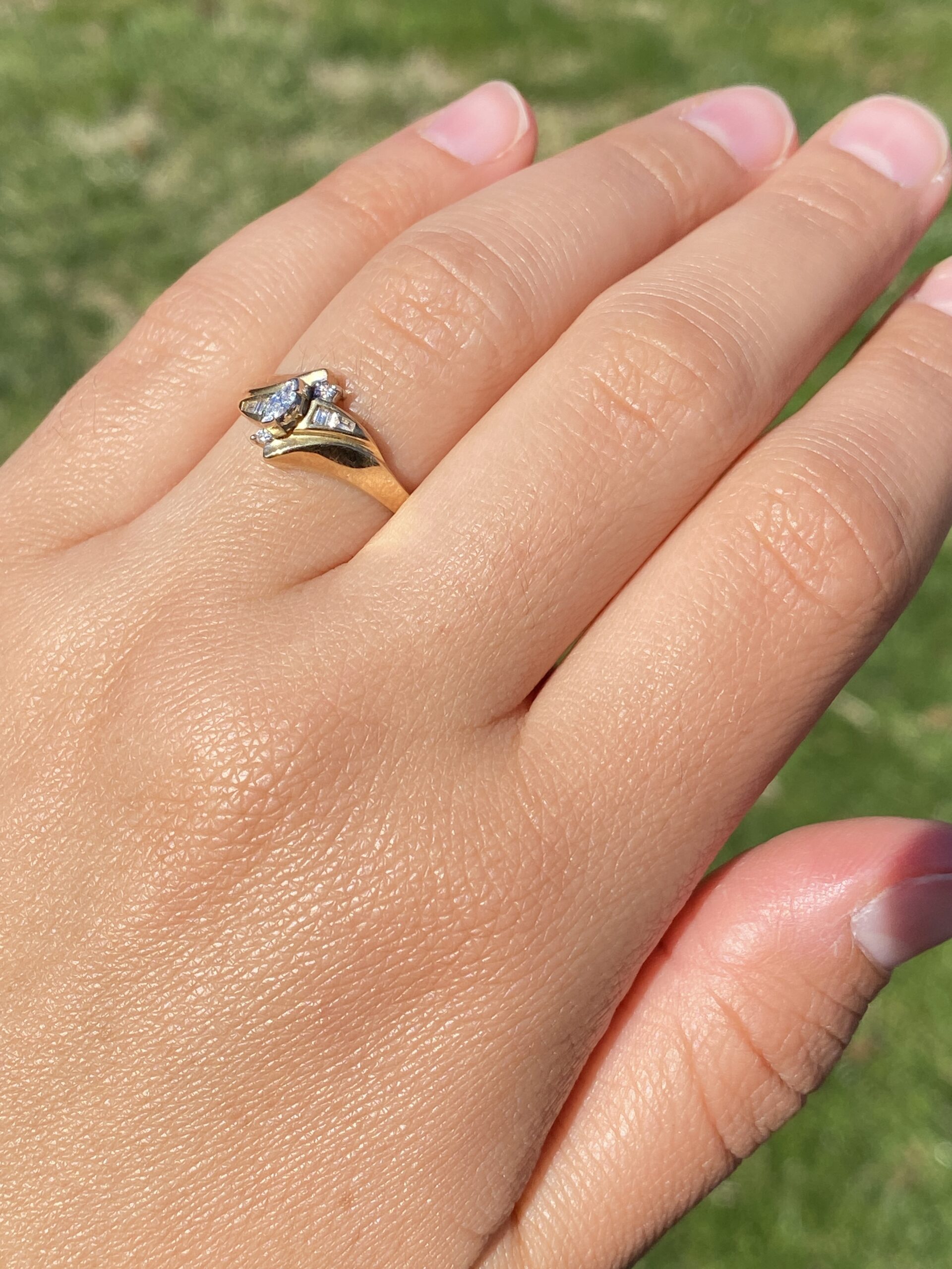 The 1980's Elegance: Natural Diamond Ring in Yellow Gold - Image 9