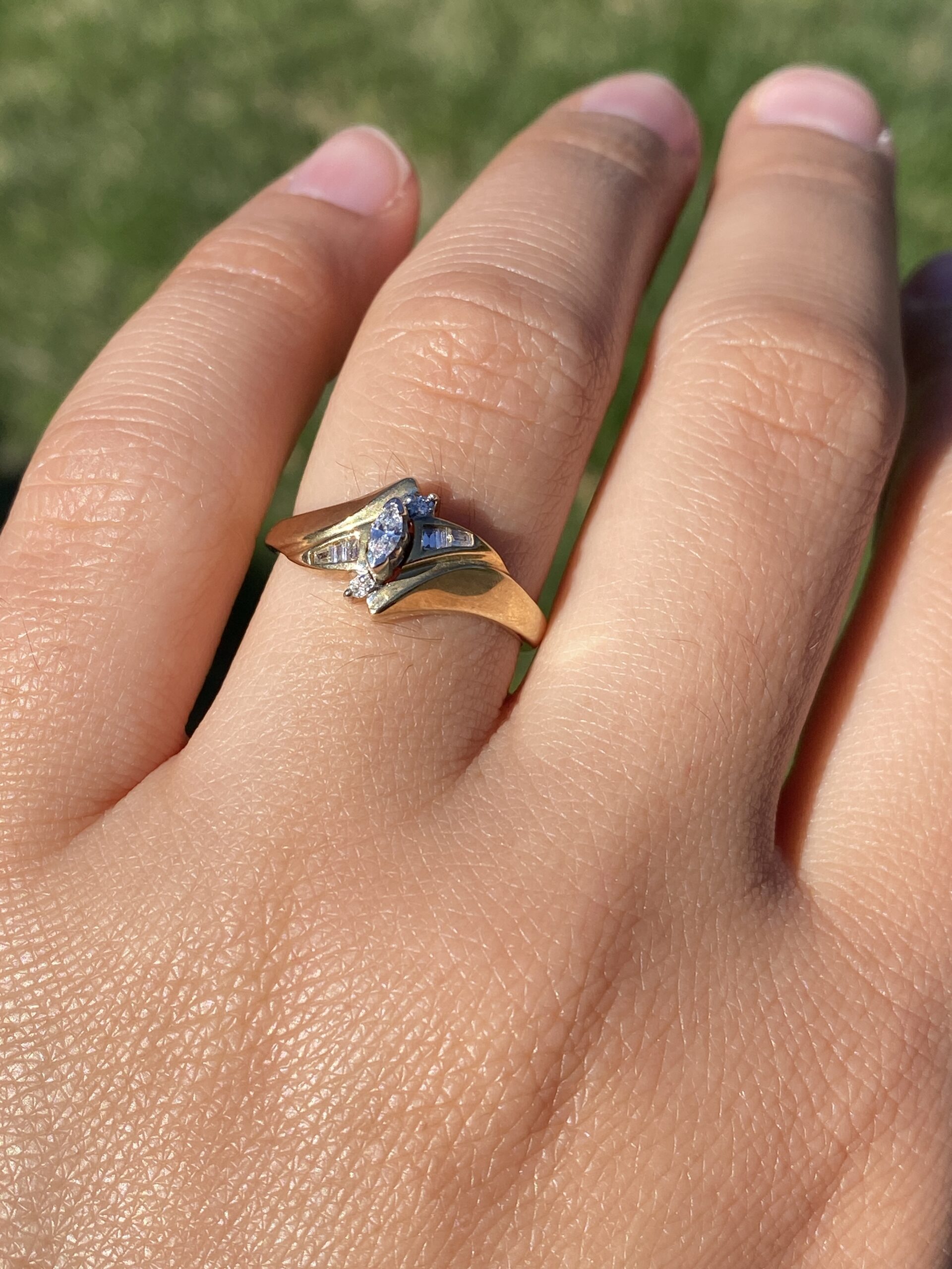 The 1980's Elegance: Natural Diamond Ring in Yellow Gold - Image 10