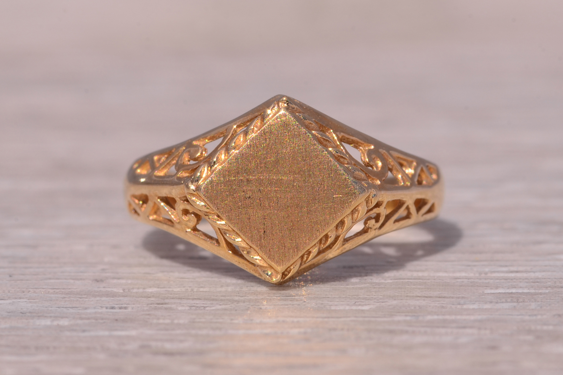 SOLD - The Classic Filigree: Vintage Signet Ring in Yellow Gold - Image 2