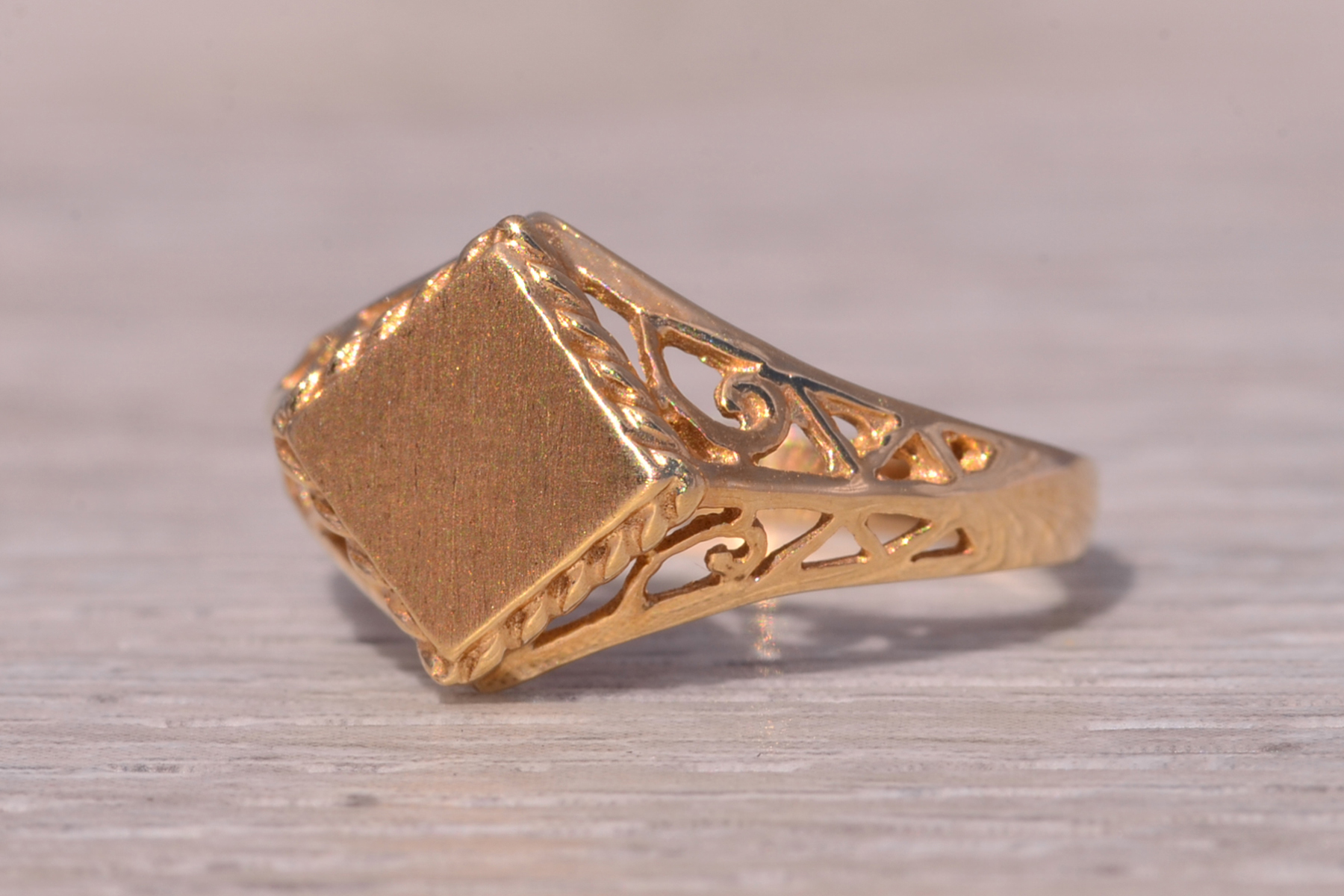 SOLD - The Classic Filigree: Vintage Signet Ring in Yellow Gold - Image 3