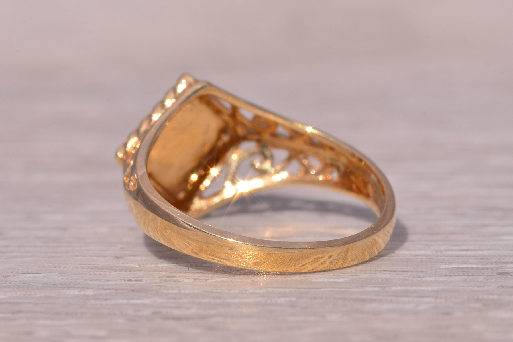 SOLD - The Classic Filigree: Vintage Signet Ring in Yellow Gold - Image 4
