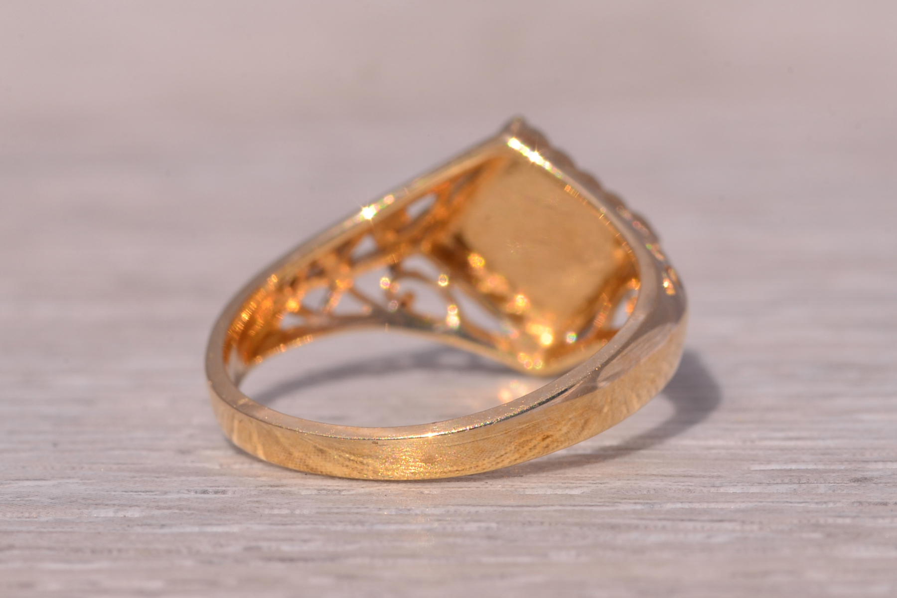 SOLD - The Classic Filigree: Vintage Signet Ring in Yellow Gold - Image 5