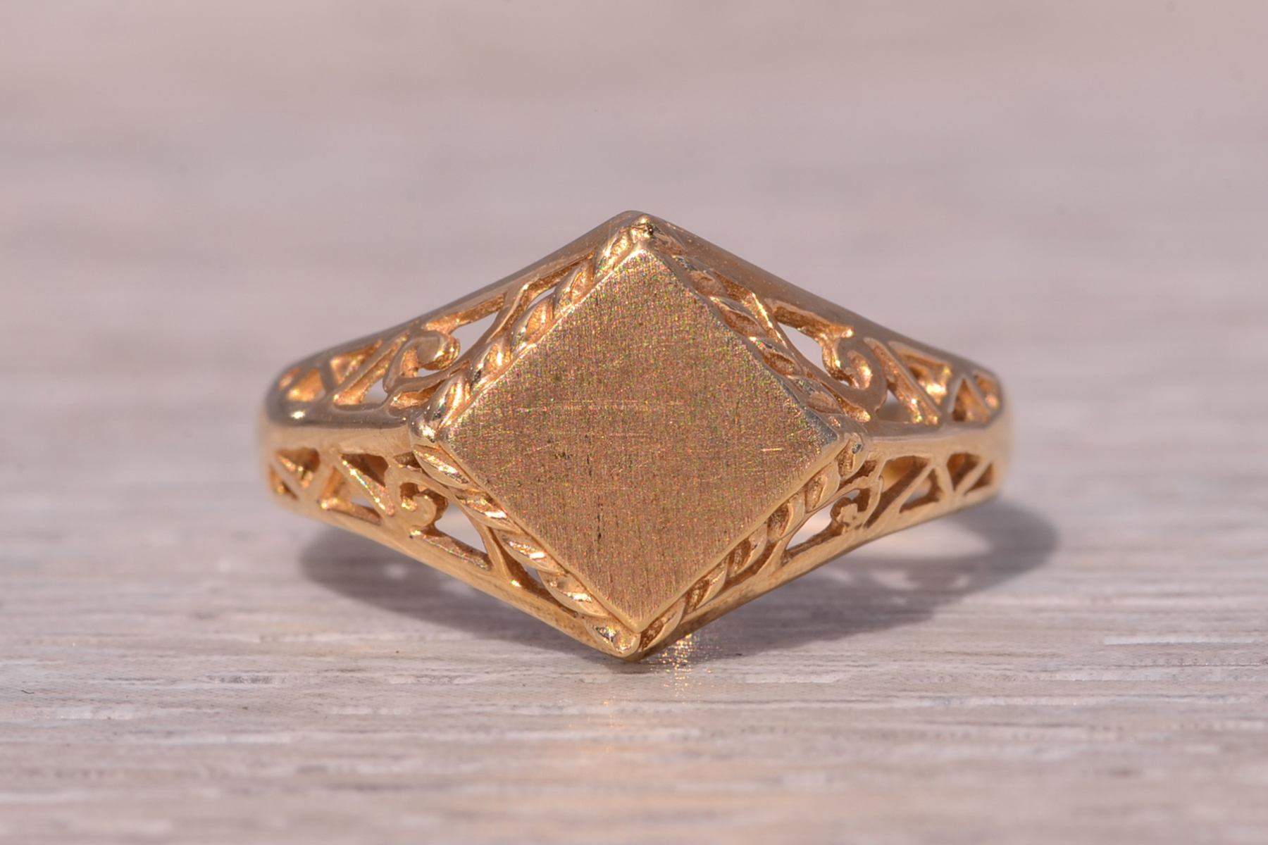 SOLD - The Classic Filigree: Vintage Signet Ring in Yellow Gold - Image 7