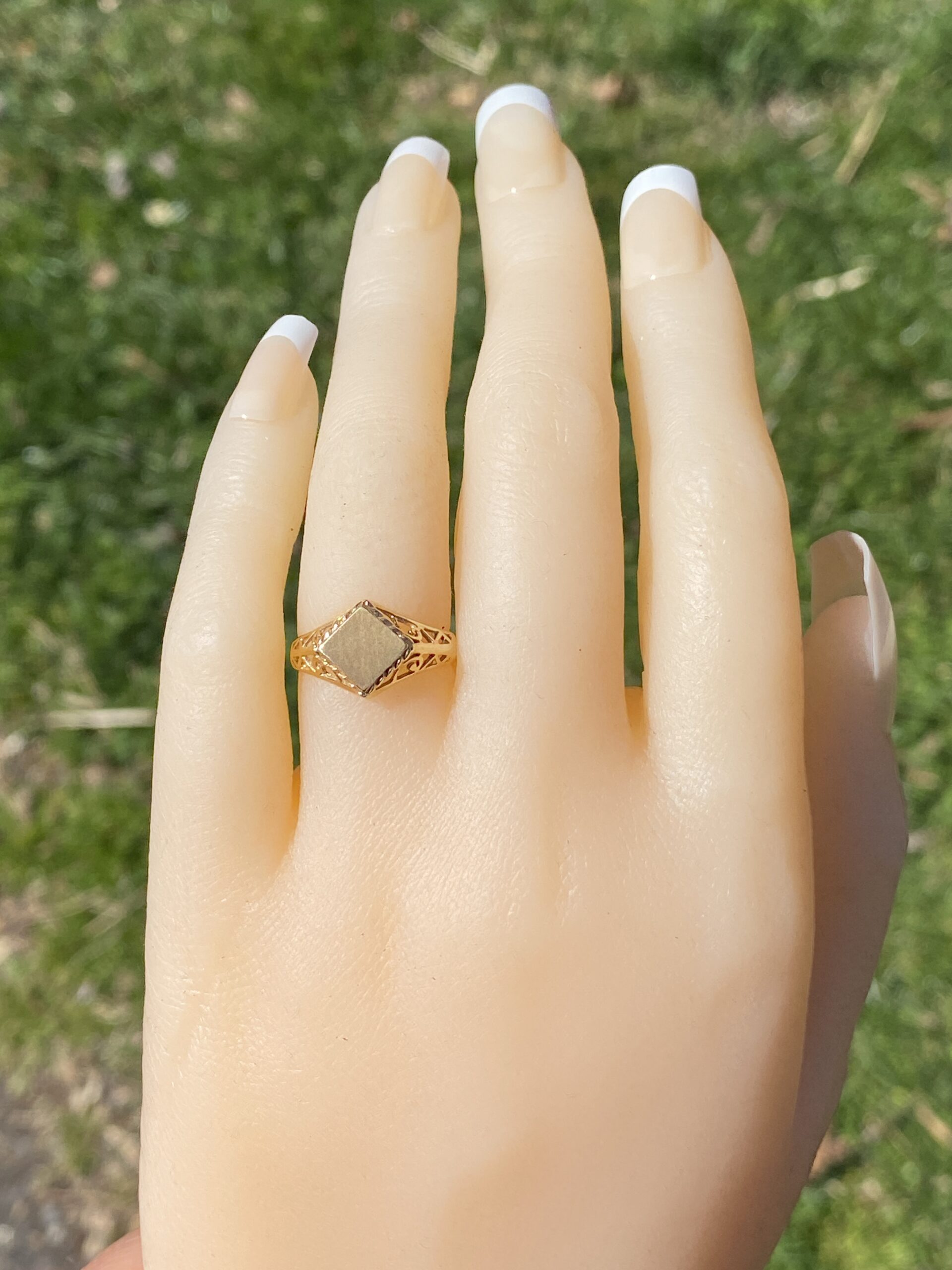 SOLD - The Classic Filigree: Vintage Signet Ring in Yellow Gold - Image 8