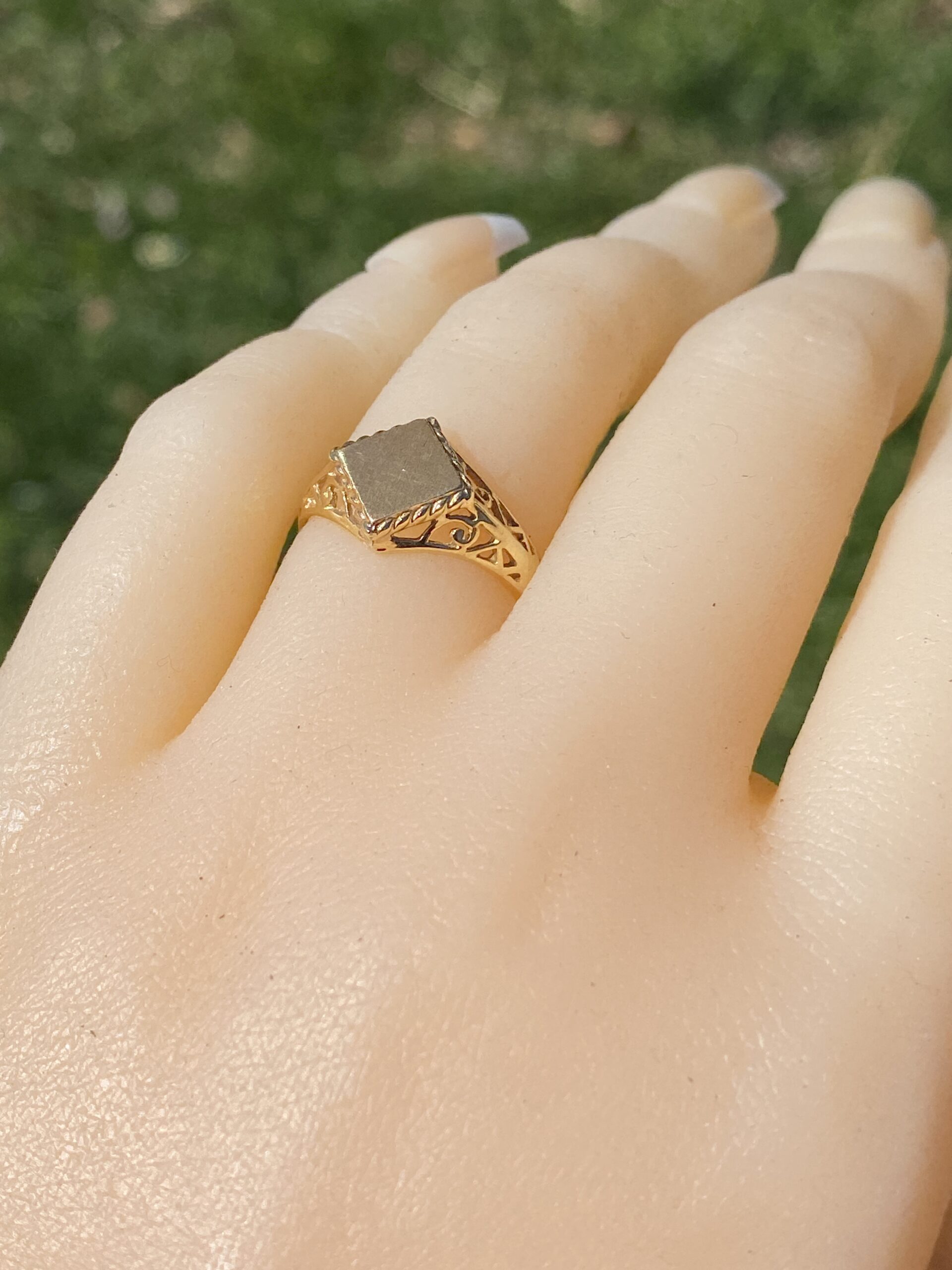 SOLD - The Classic Filigree: Vintage Signet Ring in Yellow Gold - Image 10