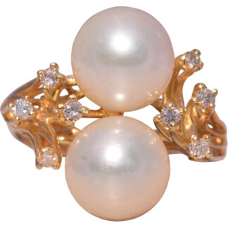 The Elegant Harmony: Pearl and Diamond Ring in Yellow Gold