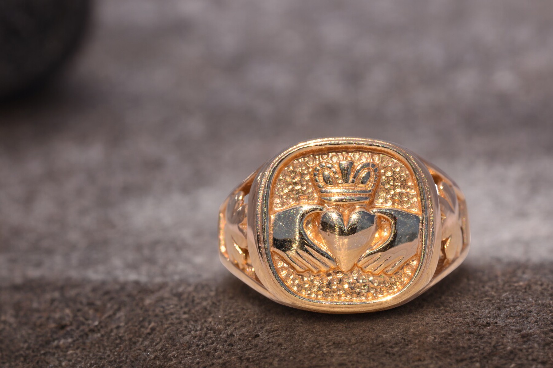 The Irish Heritage: Claddagh Ring by Sol D' Or in 14 Karat Yellow Gold - Image 8