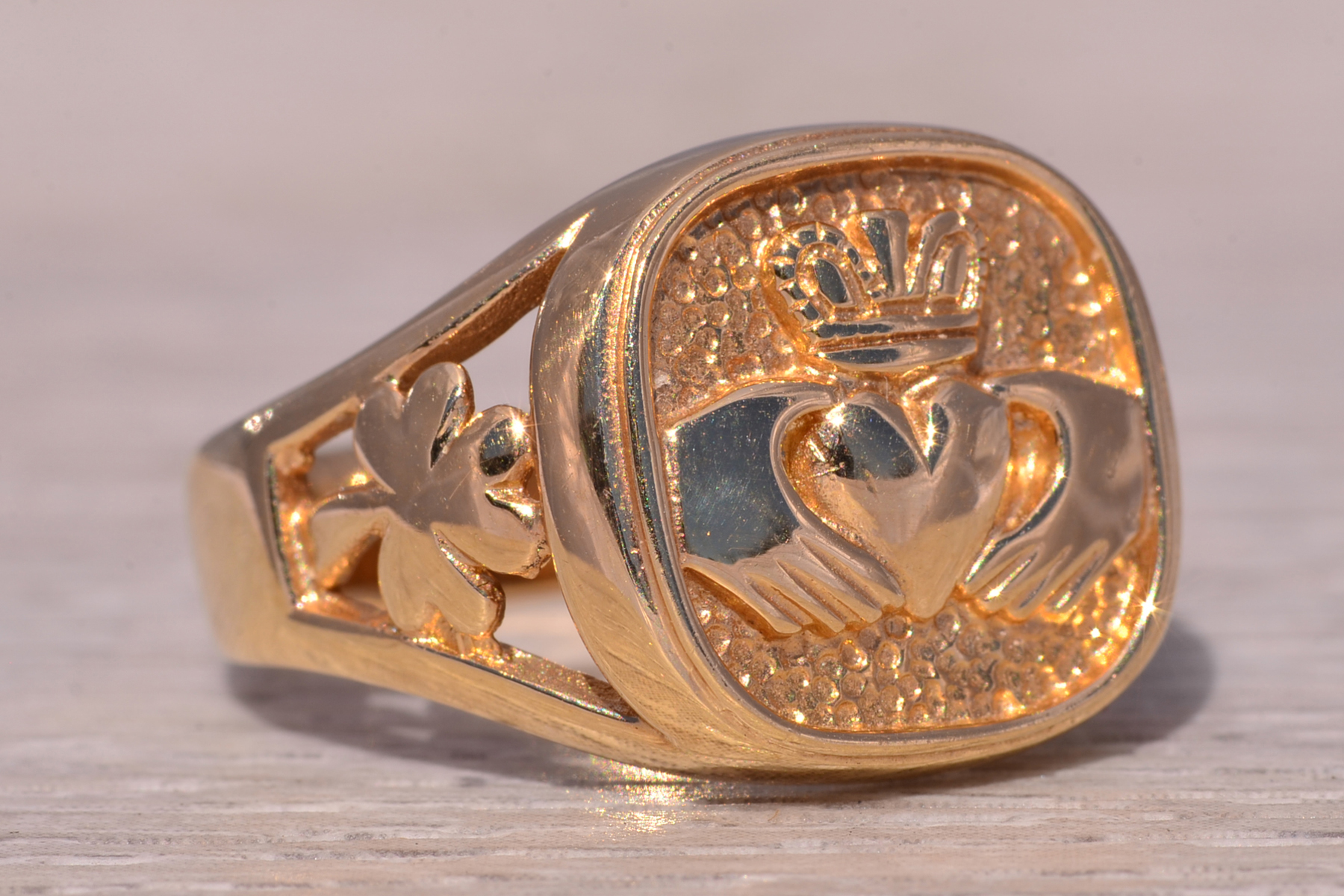 The Irish Heritage: Claddagh Ring by Sol D' Or in 14 Karat Yellow Gold - Image 6