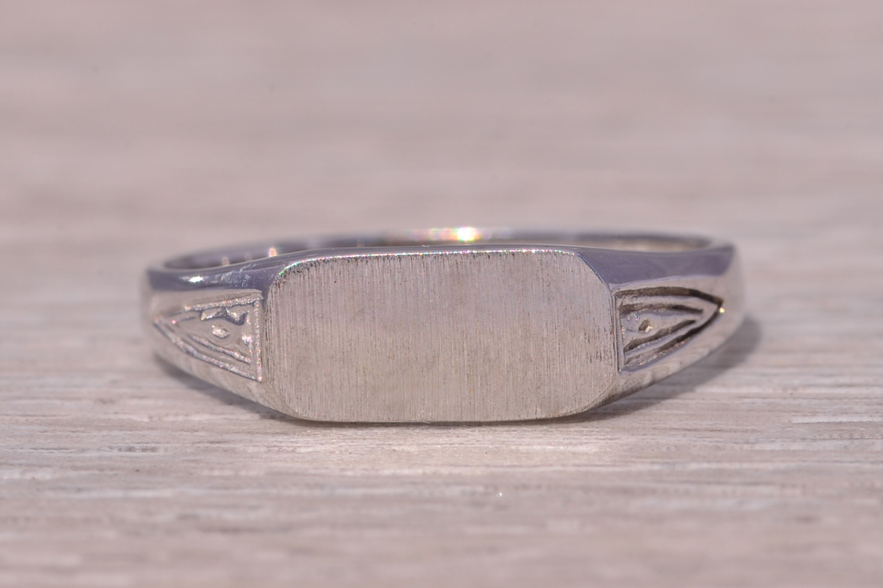 The Engraved Classic: Signet Ring in White Gold - Image 2