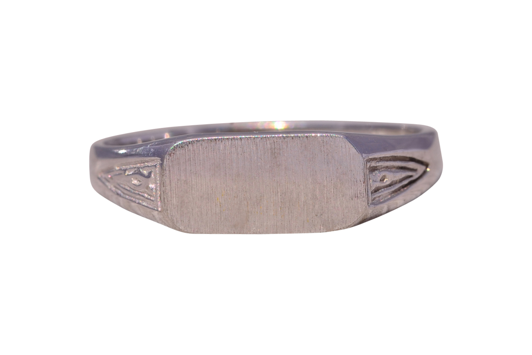The Engraved Classic: Signet Ring in White Gold