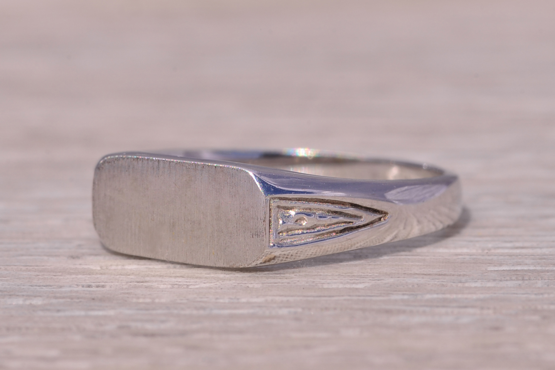 The Engraved Classic: Signet Ring in White Gold - Image 3