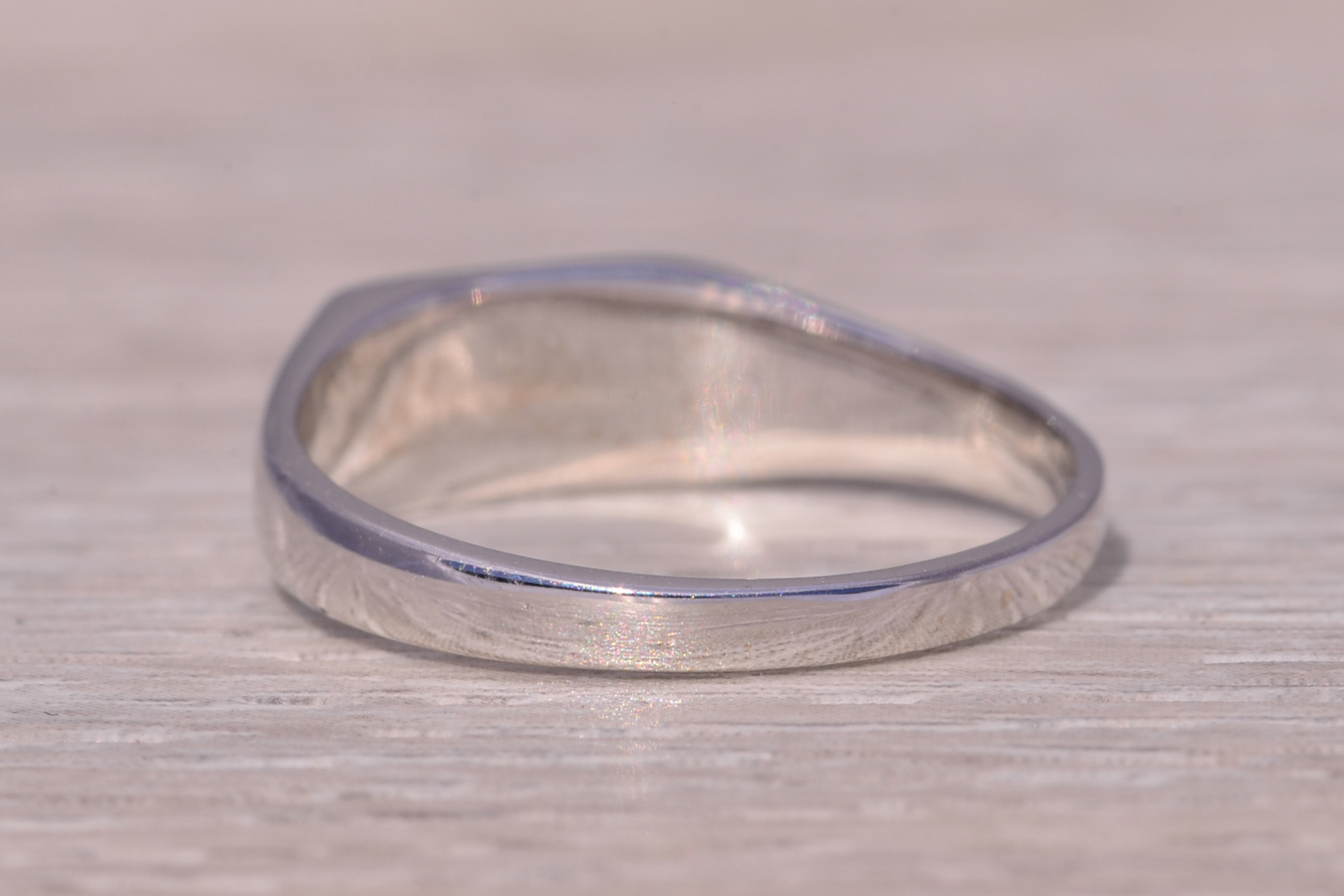 The Engraved Classic: Signet Ring in White Gold - Image 4