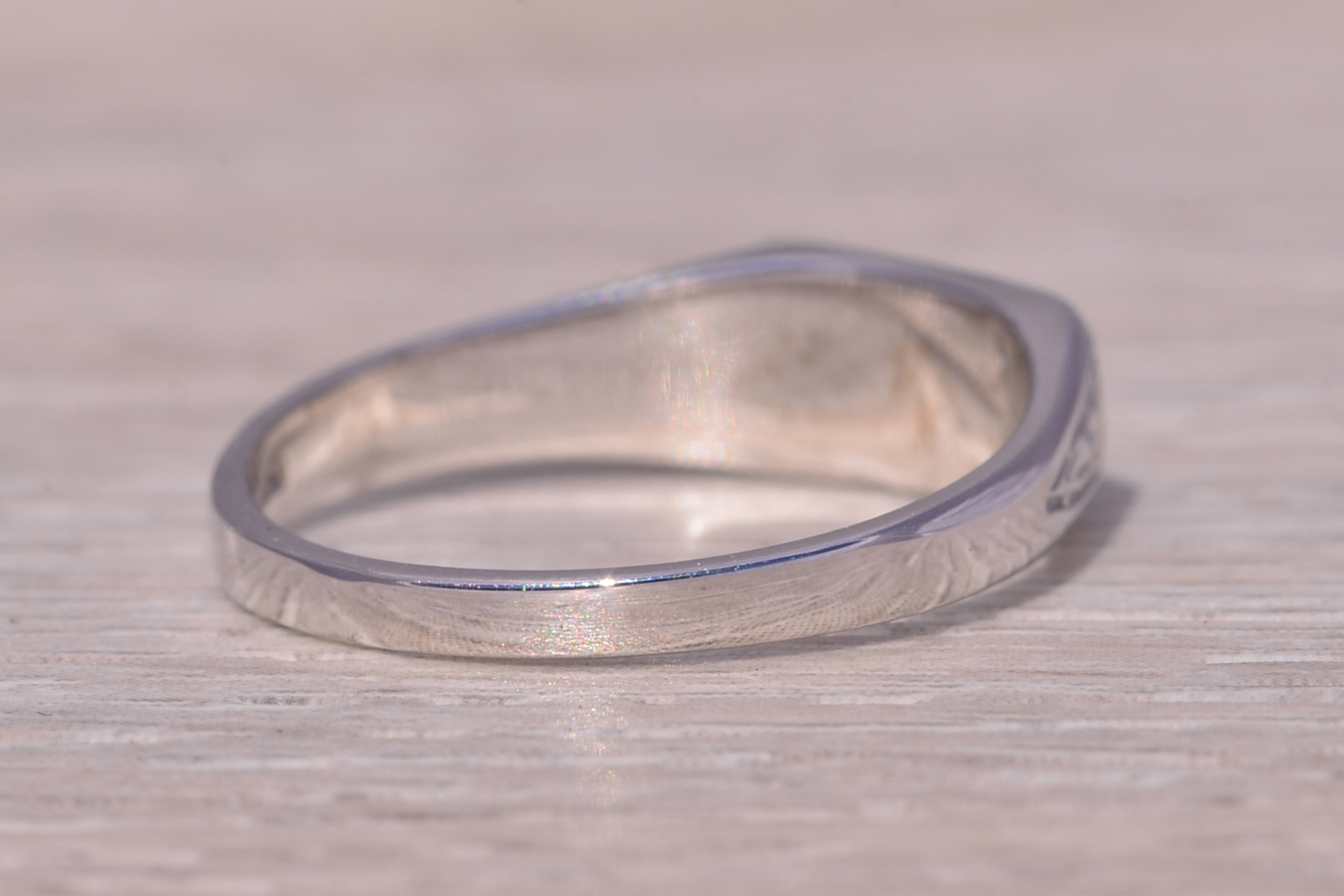 The Engraved Classic: Signet Ring in White Gold - Image 5