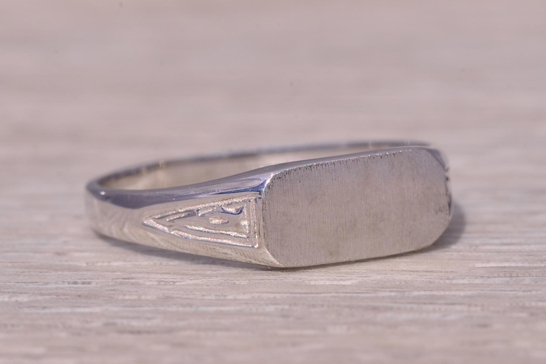 The Engraved Classic: Signet Ring in White Gold - Image 6
