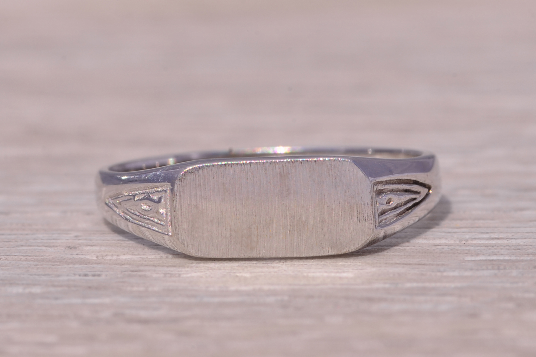 The Engraved Classic: Signet Ring in White Gold - Image 7