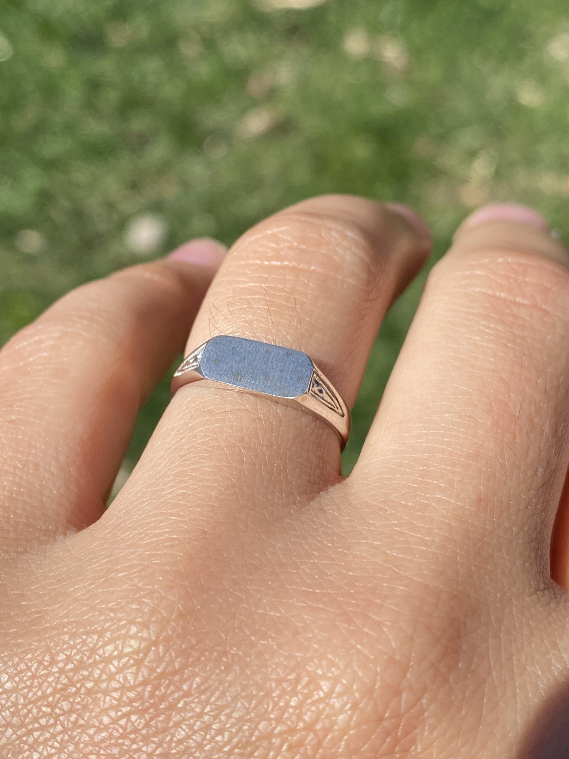 The Engraved Classic: Signet Ring in White Gold - Image 10