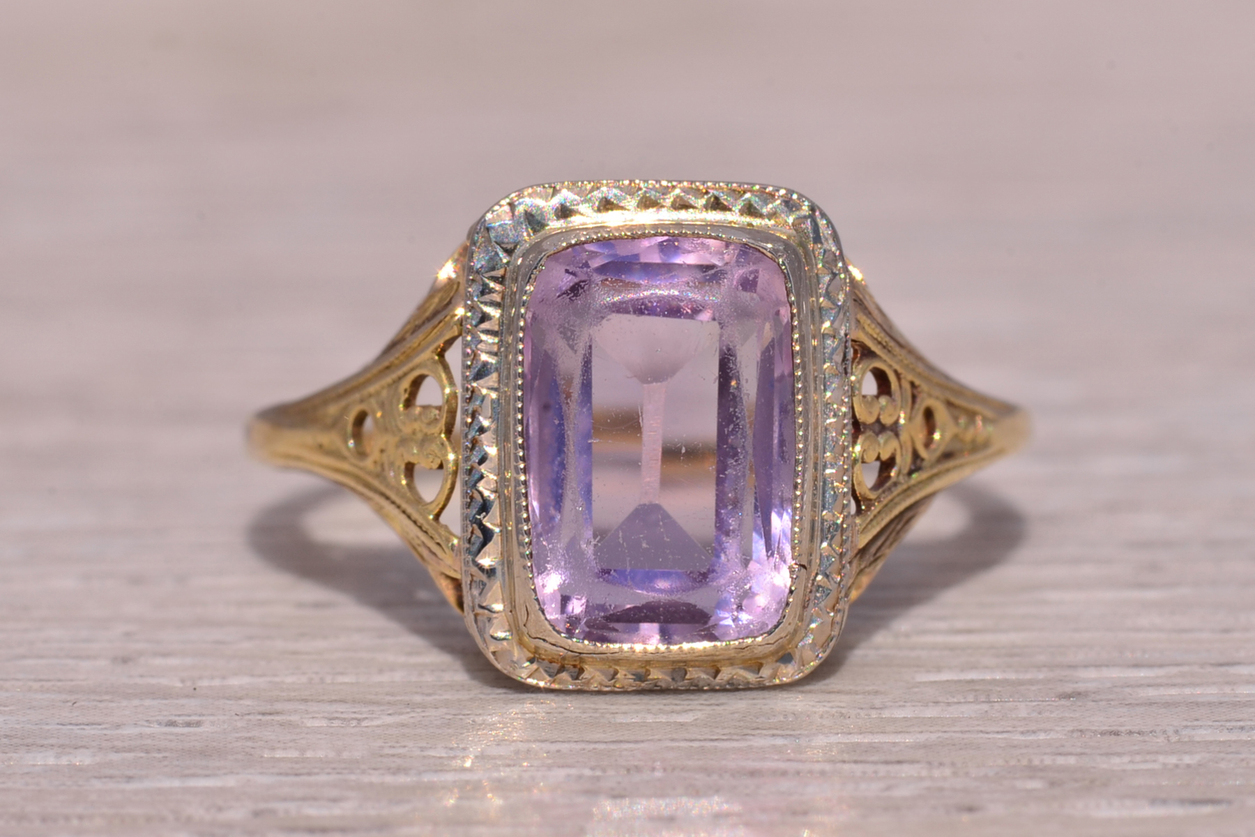 The Art Deco Amethyst: Amethyst Ring in Yellow Gold - Image 2