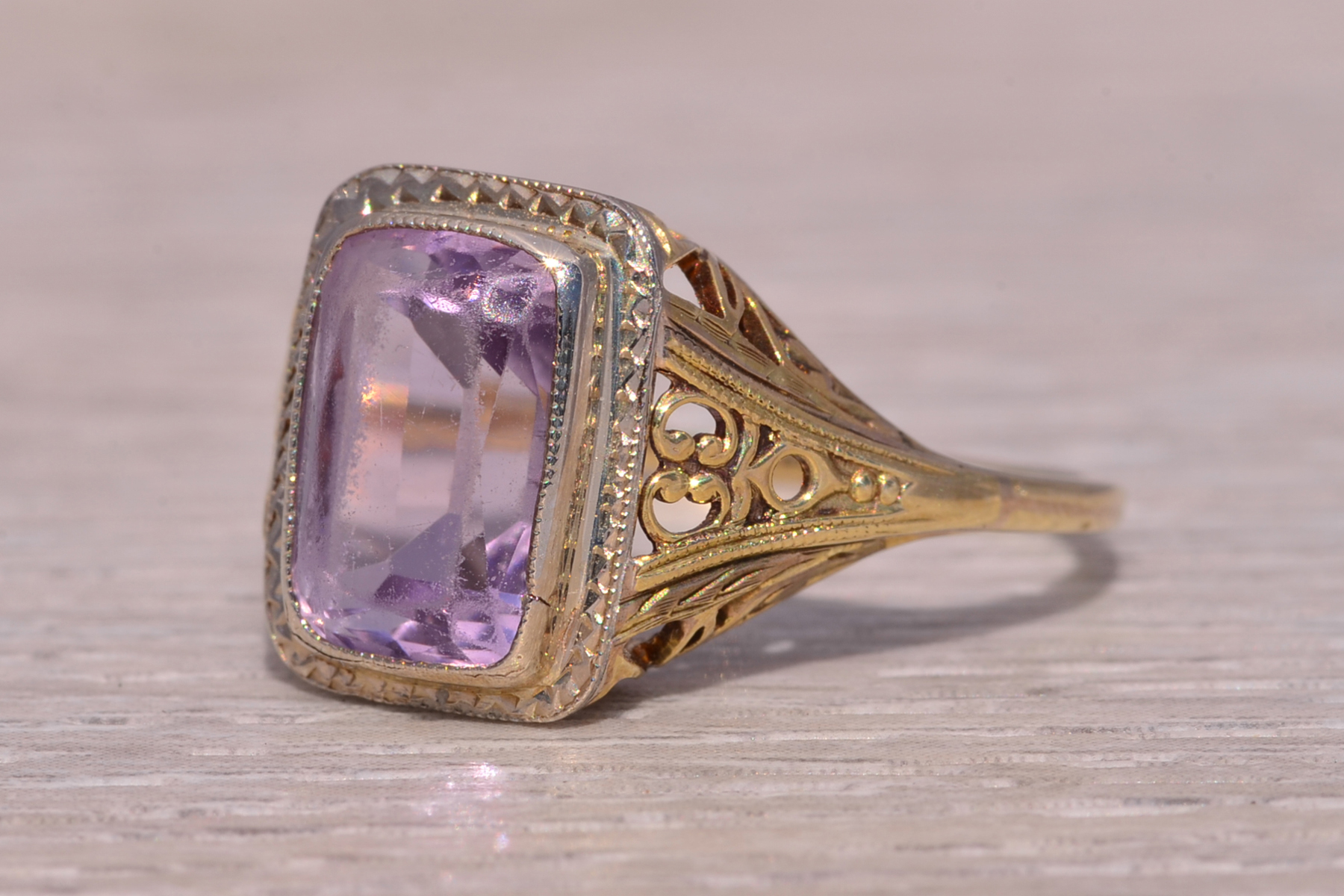 The Art Deco Amethyst: Amethyst Ring in Yellow Gold - Image 3
