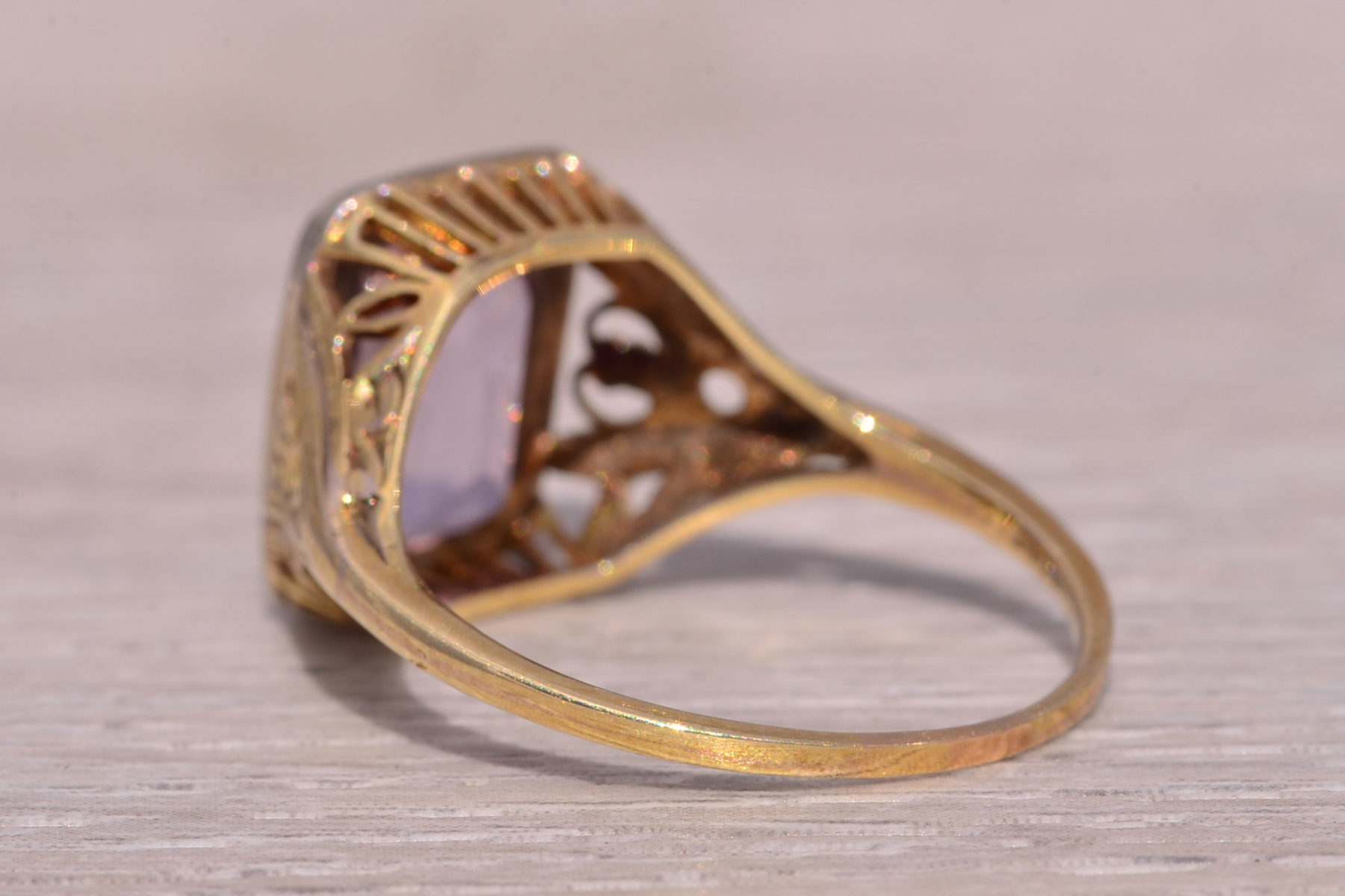 The Art Deco Amethyst: Amethyst Ring in Yellow Gold - Image 4