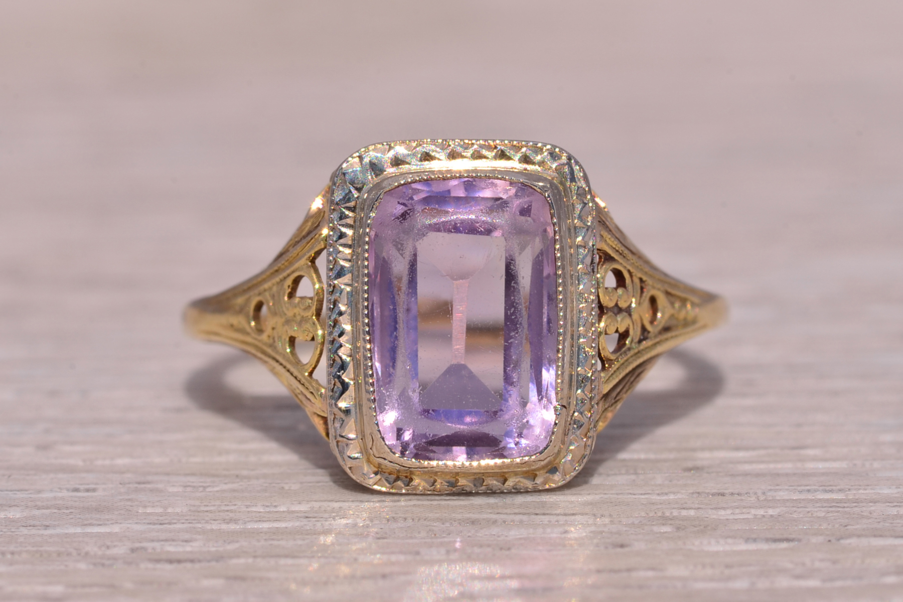 The Art Deco Amethyst: Amethyst Ring in Yellow Gold - Image 7
