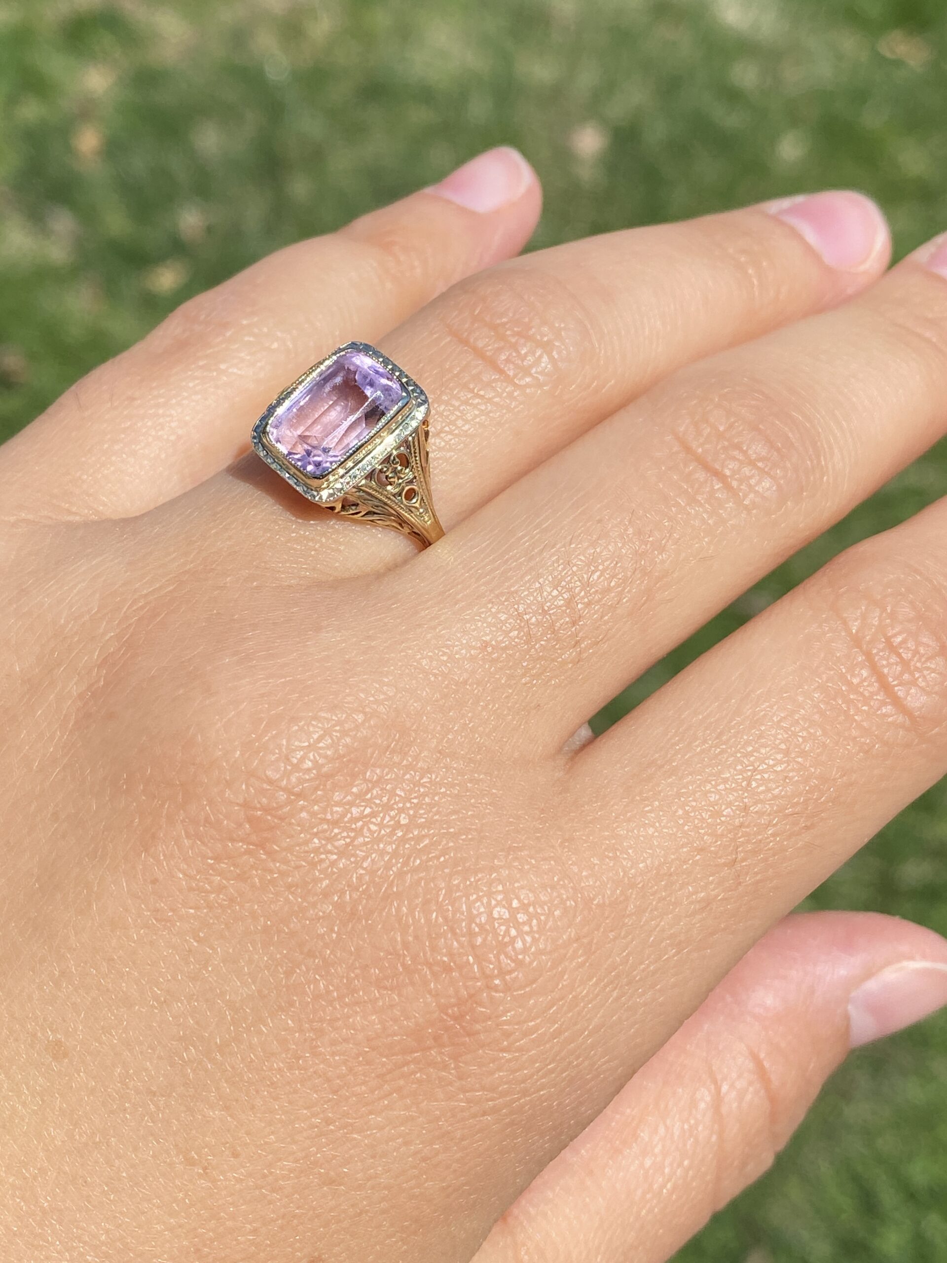 The Art Deco Amethyst: Amethyst Ring in Yellow Gold - Image 9