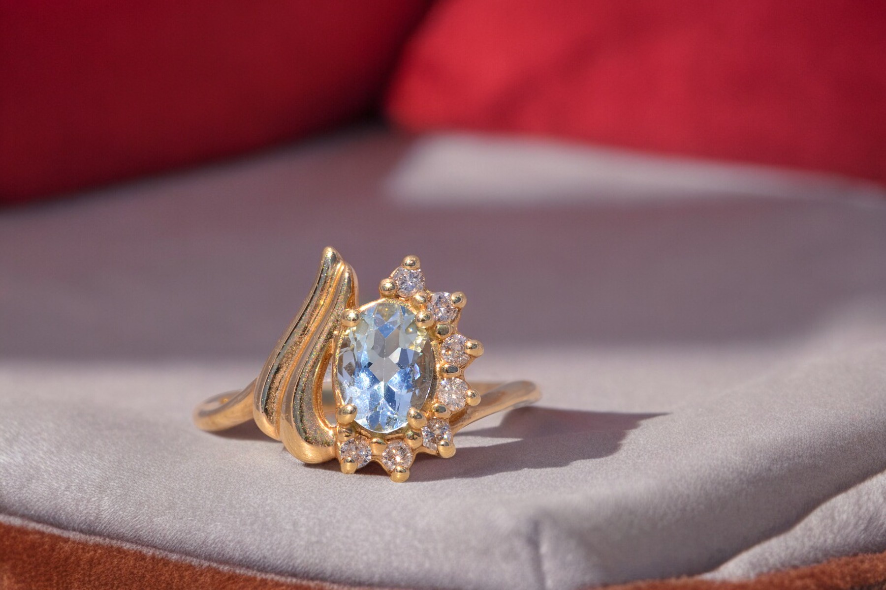 The Aquamarine Radiance: Aquamarine and Diamond Ring in 14 Karat Gold - Image 11