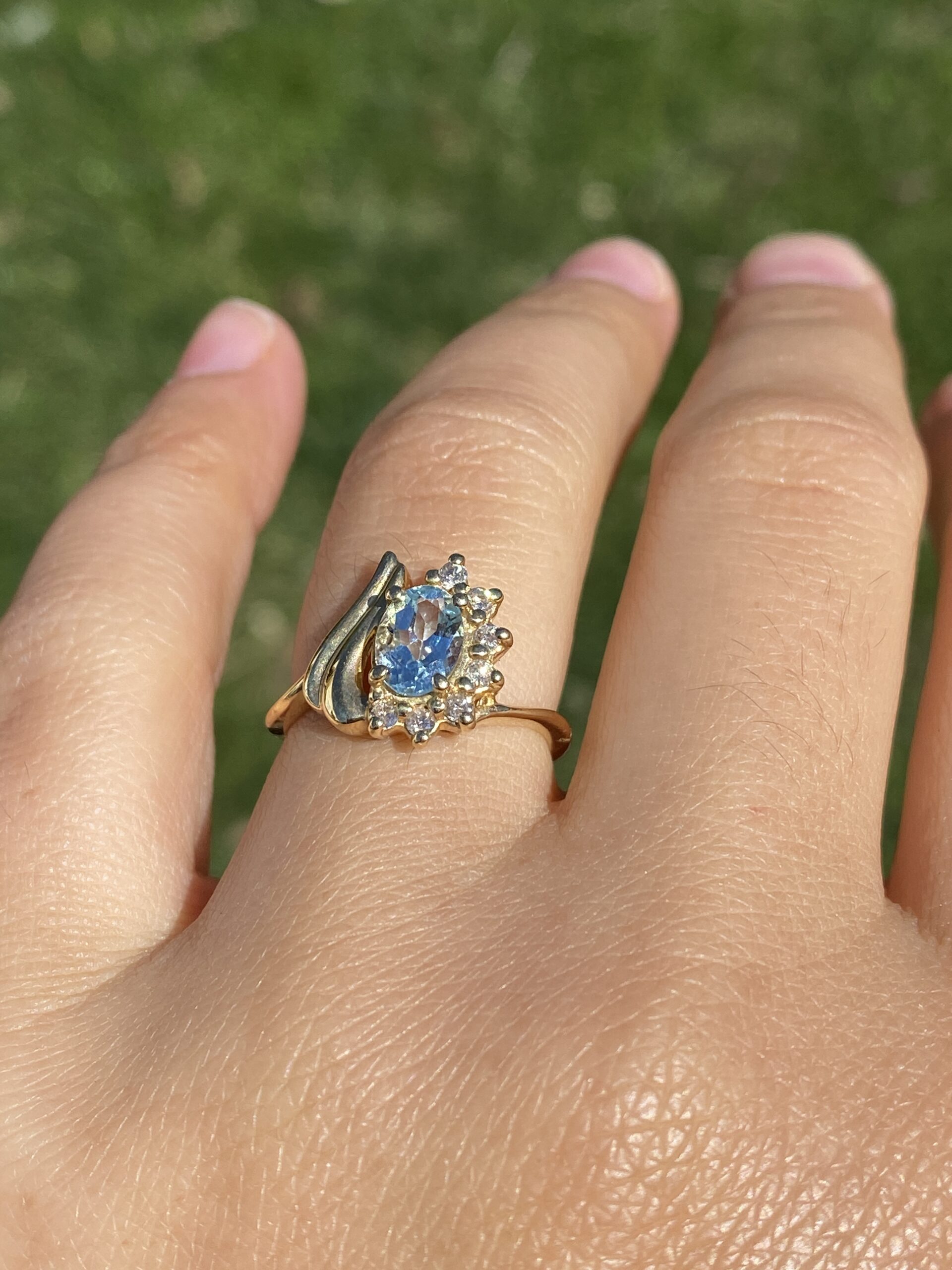 The Aquamarine Radiance: Aquamarine and Diamond Ring in 14 Karat Gold - Image 10