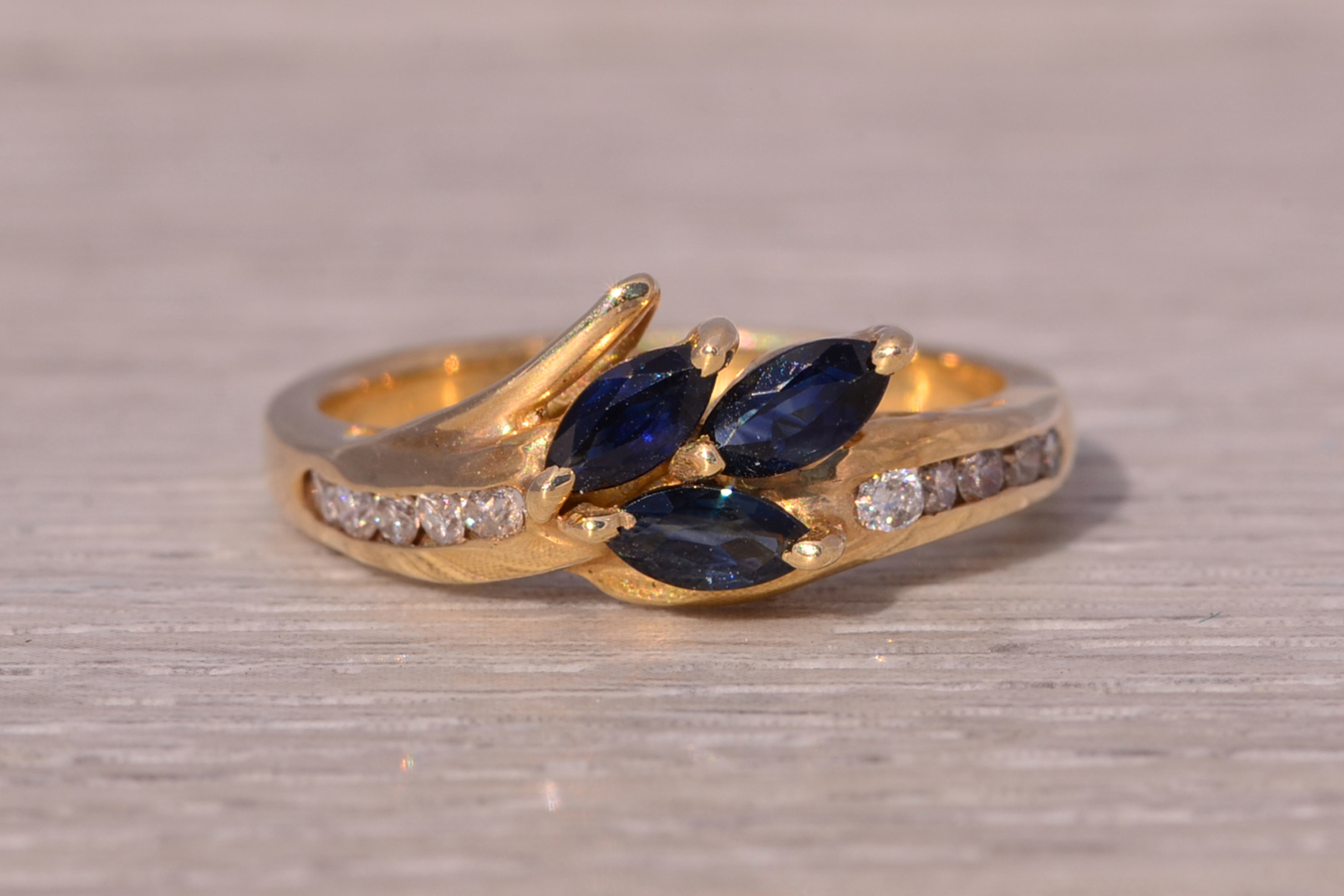 The Sapphire Serenade: Sapphire and Diamond Ring in Yellow Gold - Image 2