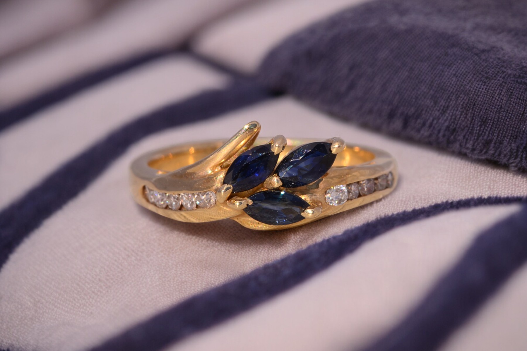 The Sapphire Serenade: Sapphire and Diamond Ring in Yellow Gold - Image 11
