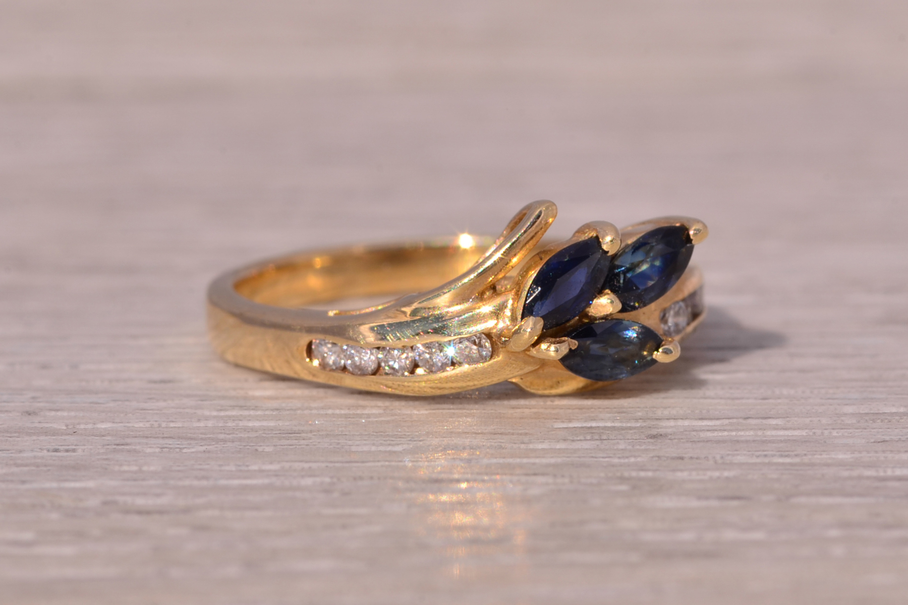 The Sapphire Serenade: Sapphire and Diamond Ring in Yellow Gold - Image 6