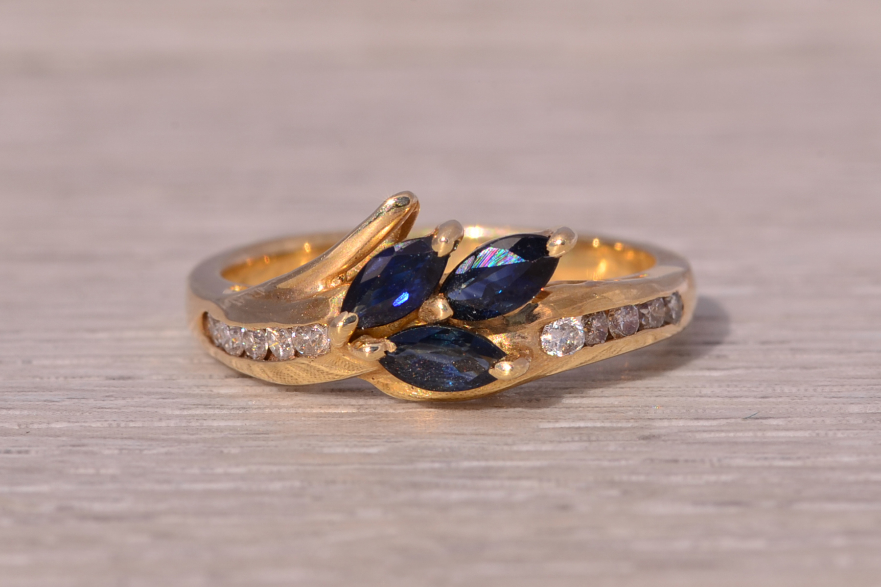 The Sapphire Serenade: Sapphire and Diamond Ring in Yellow Gold - Image 7