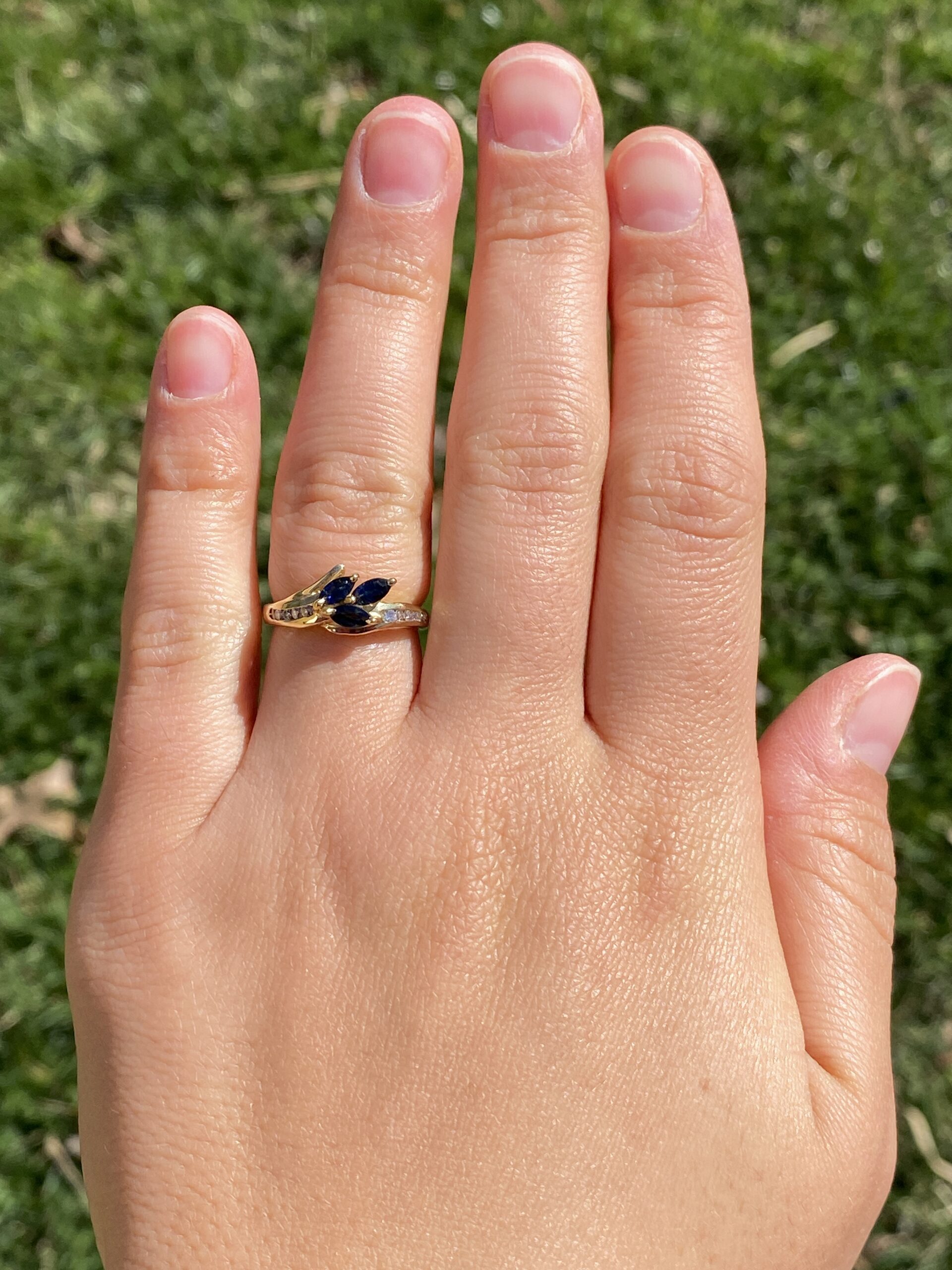 The Sapphire Serenade: Sapphire and Diamond Ring in Yellow Gold - Image 8