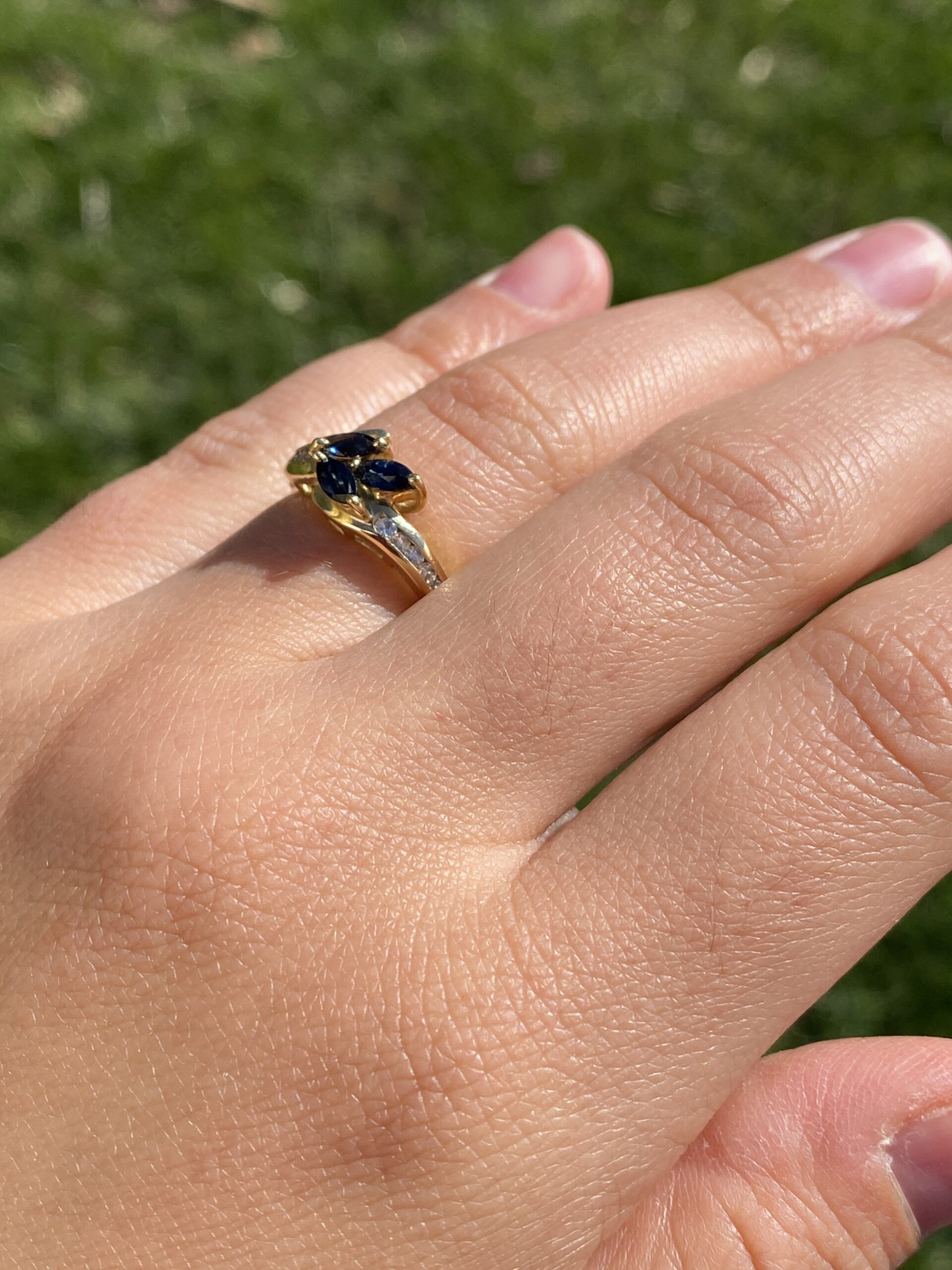 The Sapphire Serenade: Sapphire and Diamond Ring in Yellow Gold - Image 9