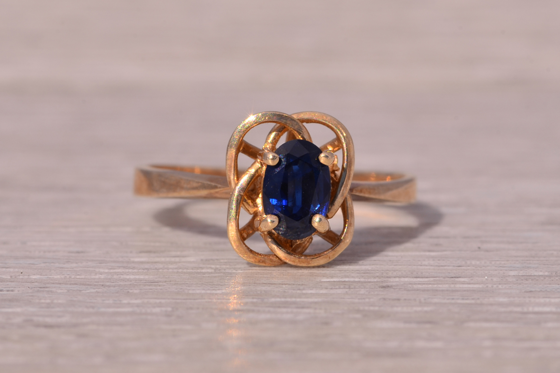 The Sapphire Knot: Natural Sapphire Ring in Yellow Gold - Image 2