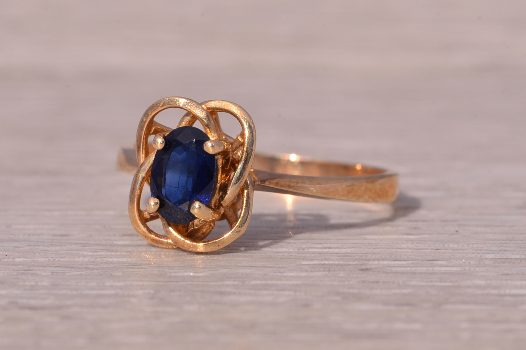 The Sapphire Knot: Natural Sapphire Ring in Yellow Gold - Image 3